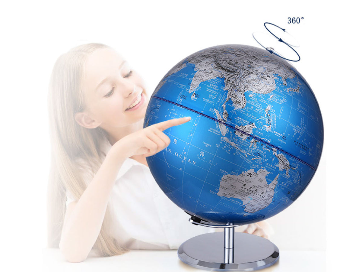 Globo terráqueo decorativo pequeño en tonos azul y plateado, personalizable con grabado, ideal como regalo, altura de 20 cm, elegante decoración para el salón con nombres geográficos en inglés y chino.