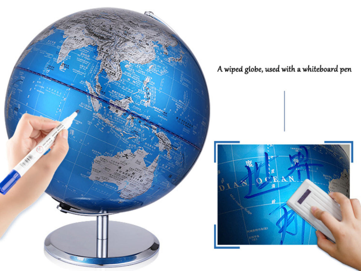 Globo terráqueo decorativo pequeño en tonos azul y plateado, personalizable con grabado, ideal como regalo, altura de 20 cm, elegante decoración para el salón con nombres geográficos en inglés y chino.