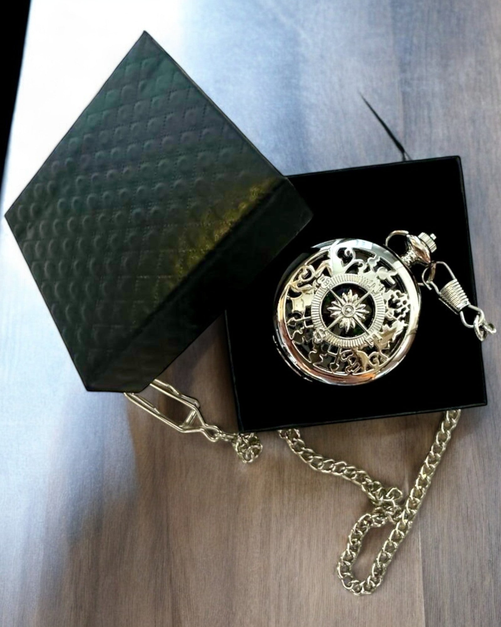 Compás de Bolsillo Color Plata en Estilo Retro con Diseño Calado – Elegante y Práctico. Grabado