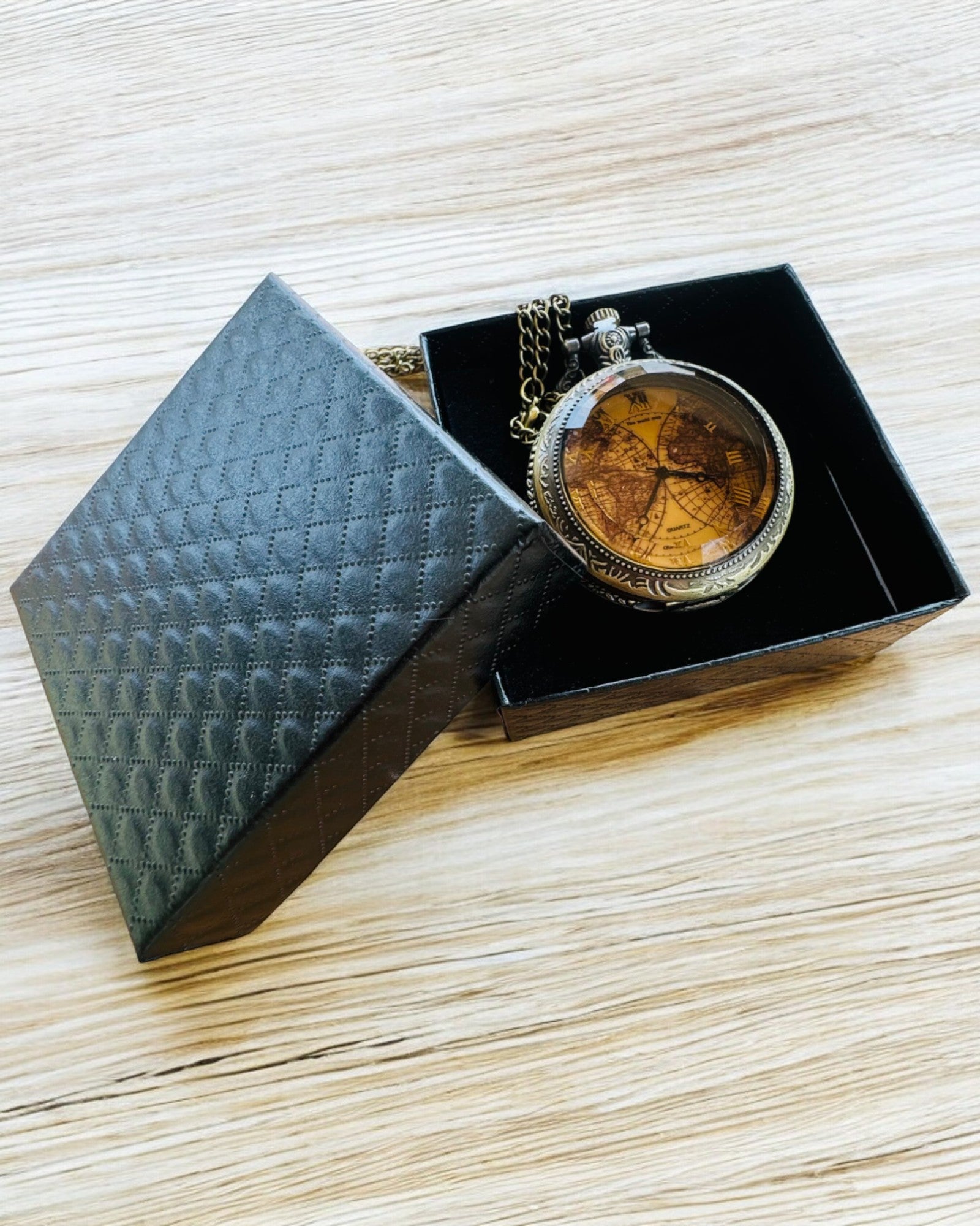 Reloj de Bolsillo Clásico de Cuarzo con Mapa del Mundo – Colgante con Cadena de Estilo Vintage para Ella y para Él, grabado