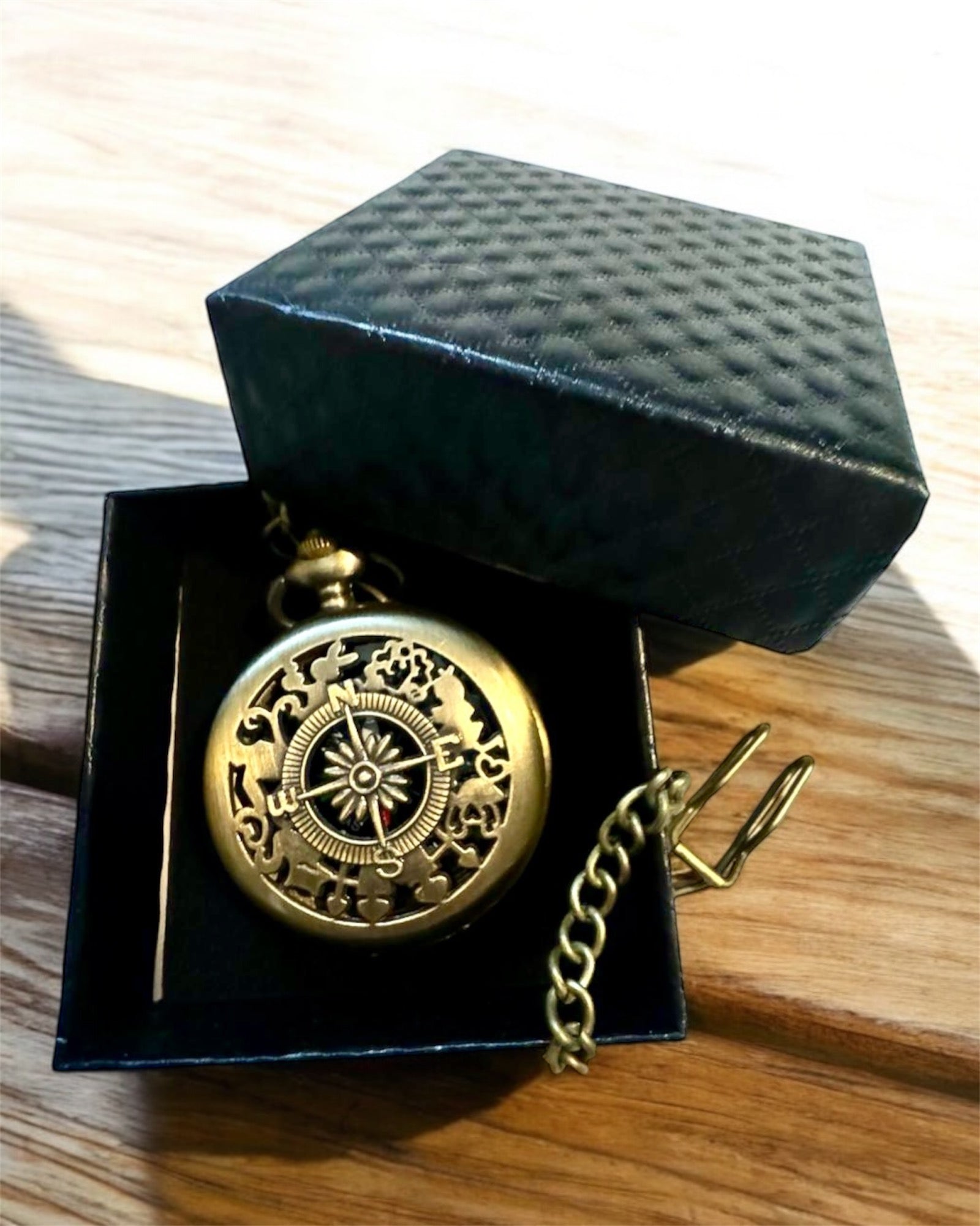 Antiguo Brújula de Bolsillo en Bronce y Oro con Diseño Calado – Perfecto para Exploradores y Amantes de lo Retro. Personalización con Grabado