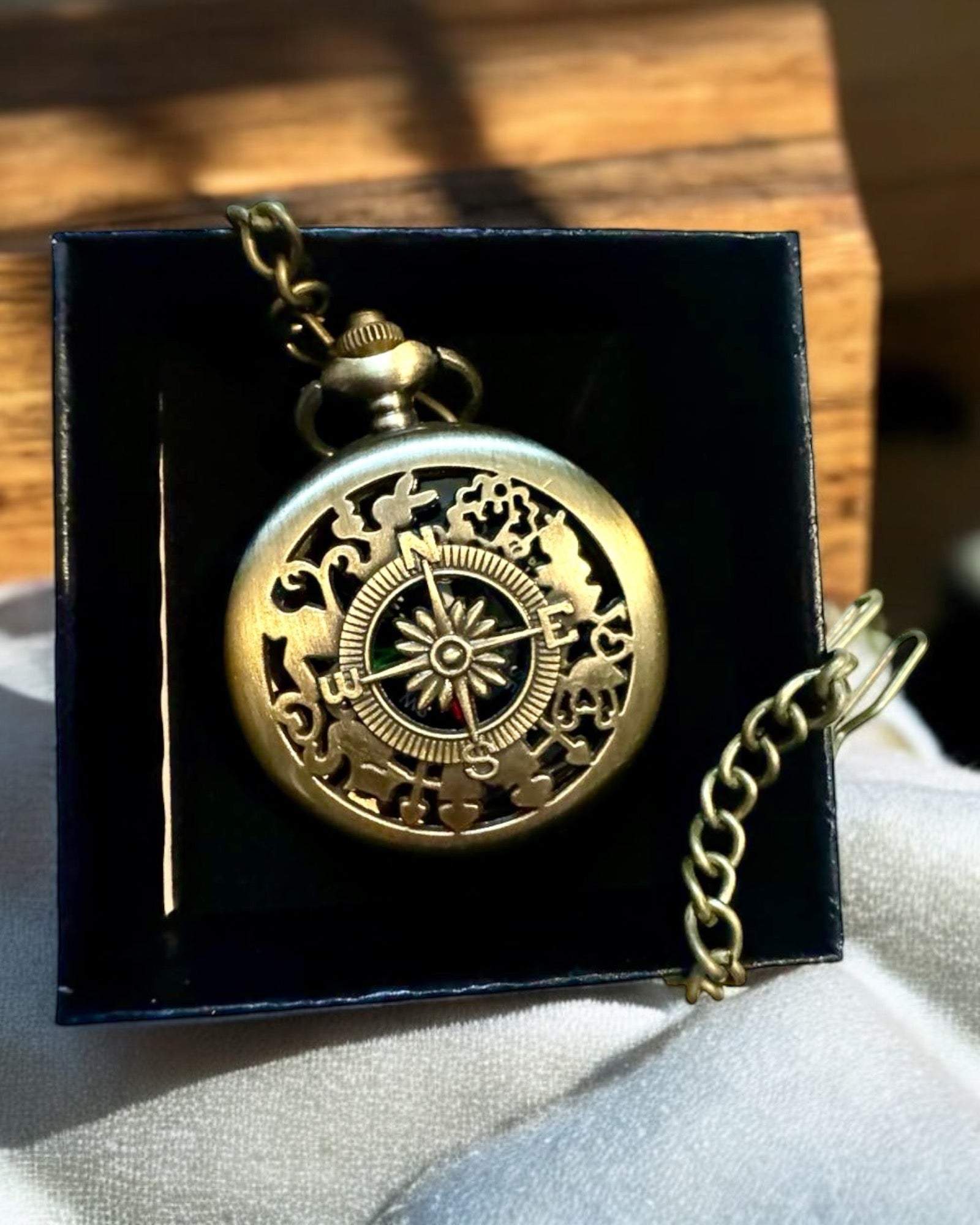 Antiguo Brújula de Bolsillo en Bronce y Oro con Diseño Calado – Perfecto para Exploradores y Amantes de lo Retro. Personalización con Grabado