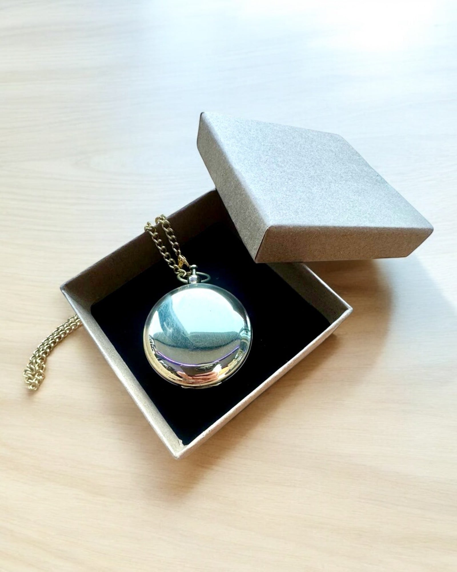 Brújula de color dorado Aventura – Elegante Navegador de Descubrimientos