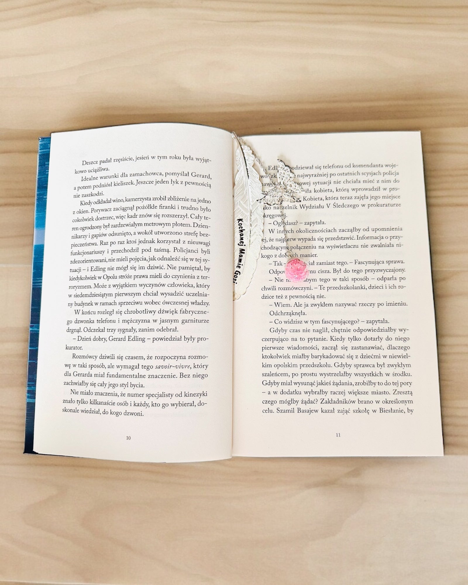 Marcador de libro creativo de estilo retro con motivo de pluma y mariposa – Elegante regalo promocional, color plateado/azul