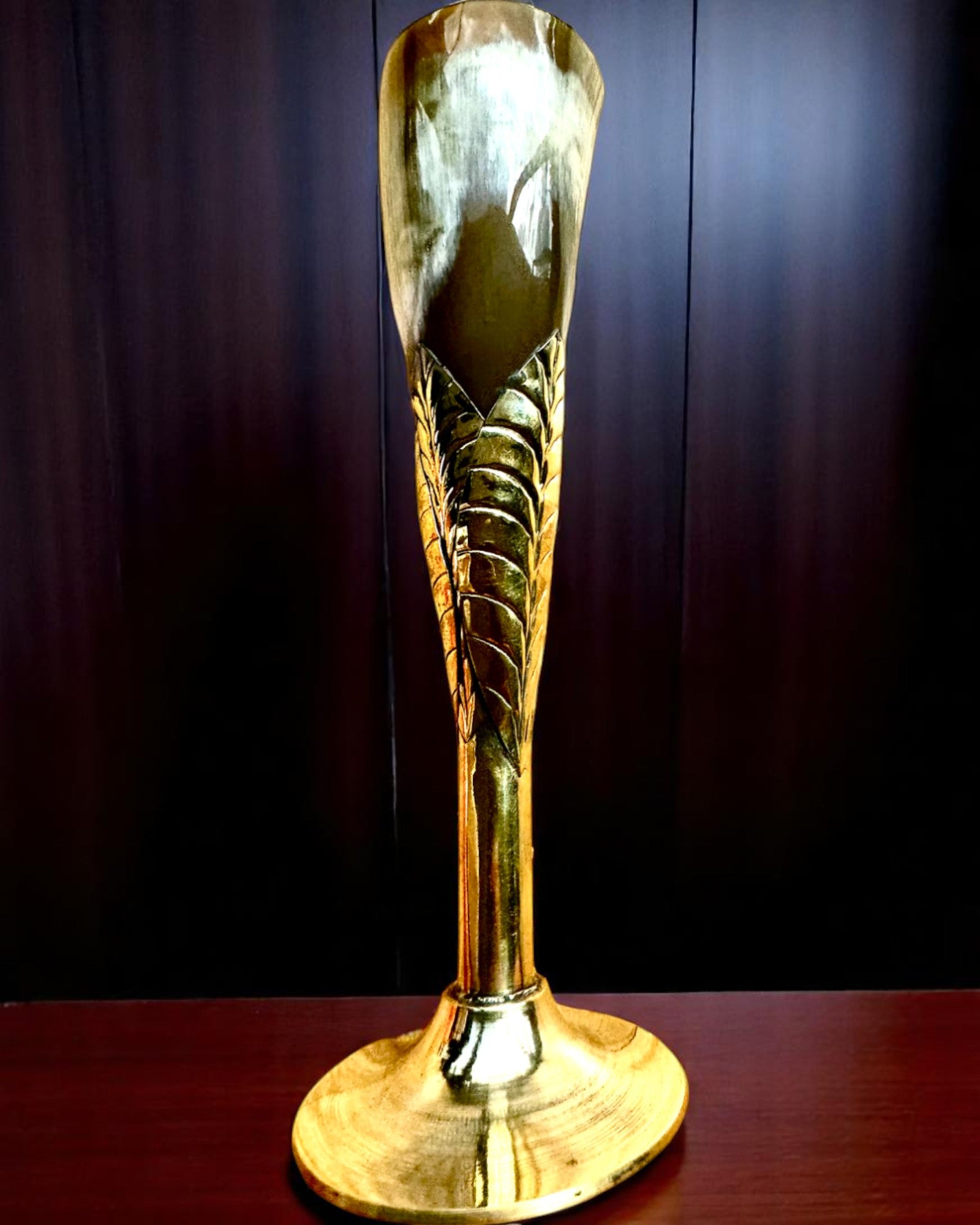 Copa "Duch del Oficio" de cuerno de búfalo y latón – hecha a mano en India, 22 cm, posibilidad de personalización con grabado para regalo
