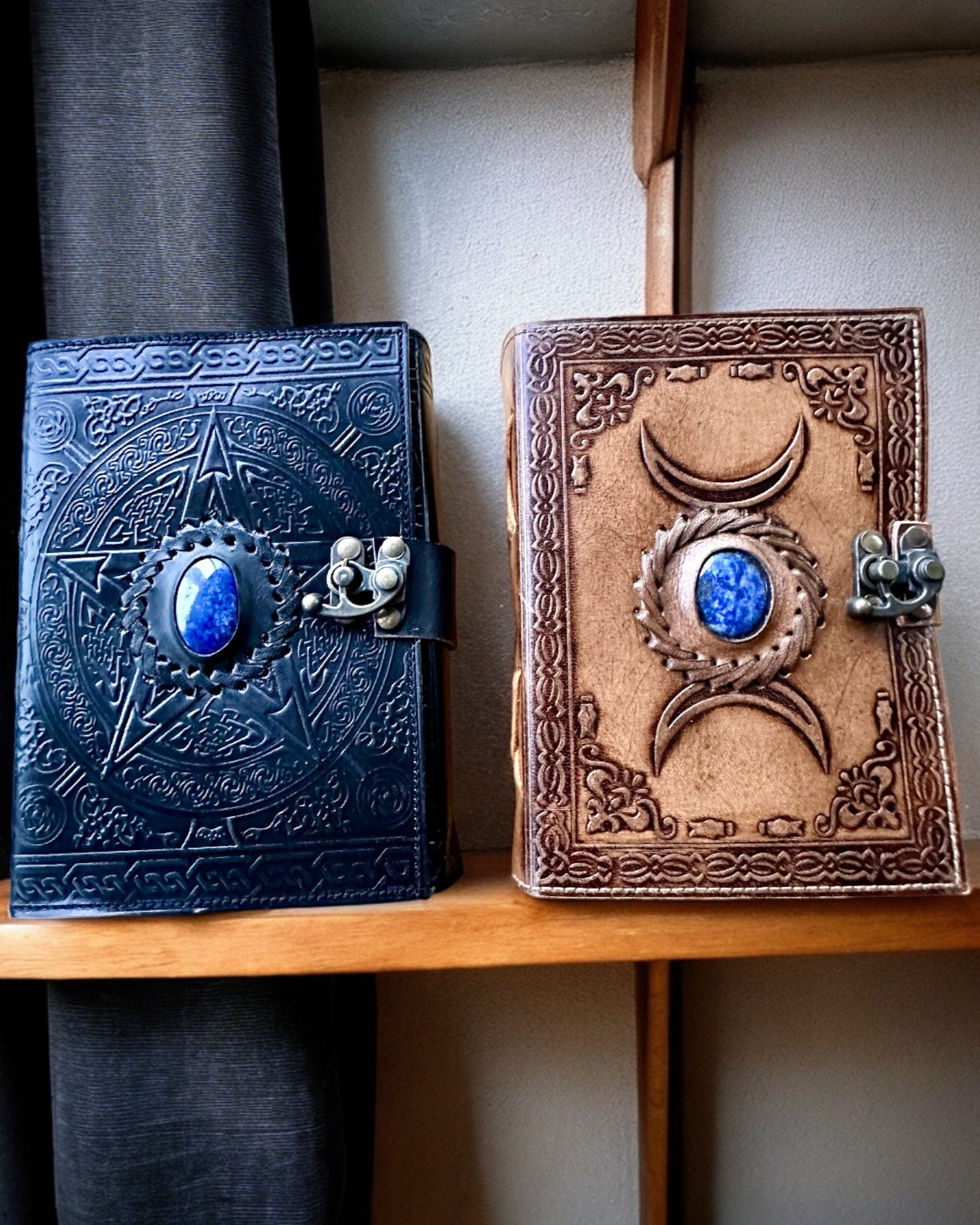 Diario Premium, Patrón Antiguo, Cuaderno de Cuero "Crónica Mágica" 200 páginas, 2 variantes a elegir, personalización con grabado