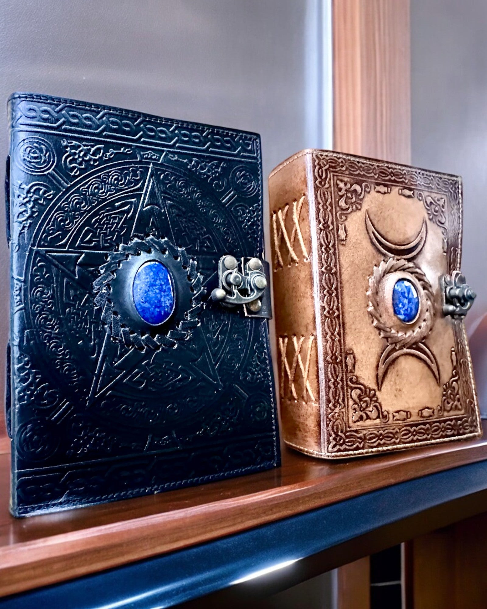 Diario Premium, Patrón Antiguo, Cuaderno de Cuero "Crónica Mágica" 200 páginas, 2 variantes a elegir, personalización con grabado