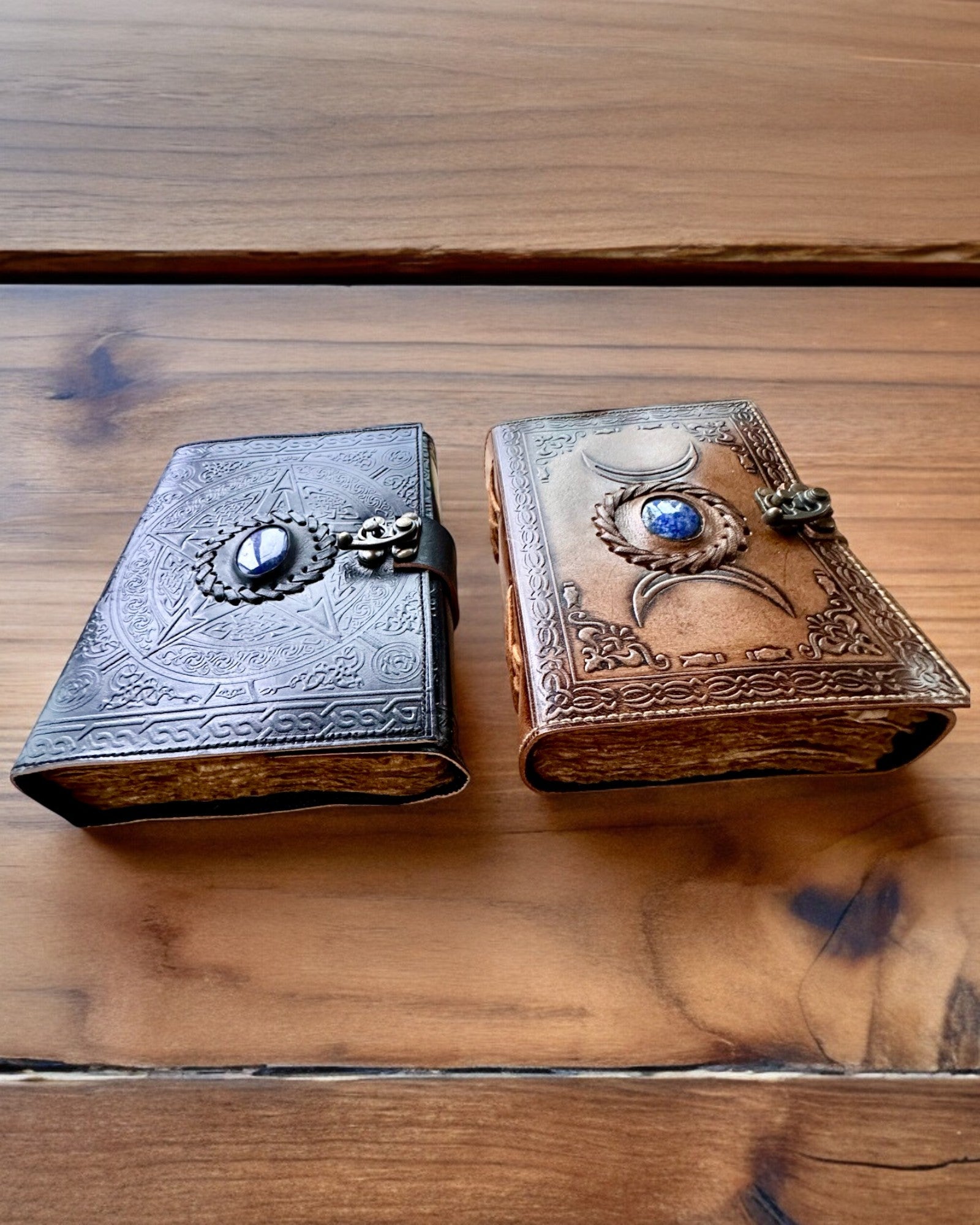 Diario Premium, Patrón Antiguo, Cuaderno de Cuero "Crónica Mágica" 200 páginas, 2 variantes a elegir, personalización con grabado