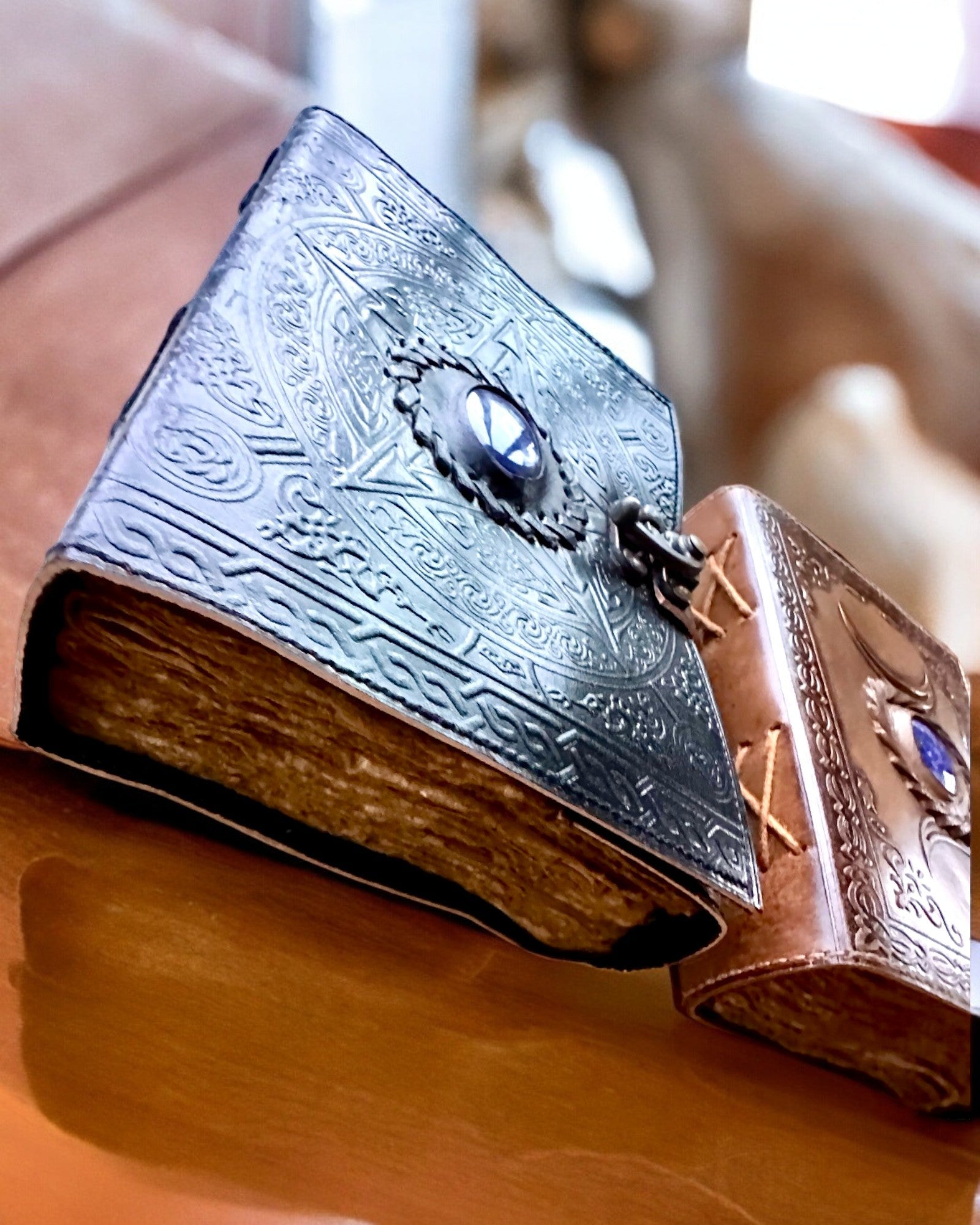 Diario Premium, Patrón Antiguo, Cuaderno de Cuero "Crónica Mágica" 200 páginas, 2 variantes a elegir, personalización con grabado