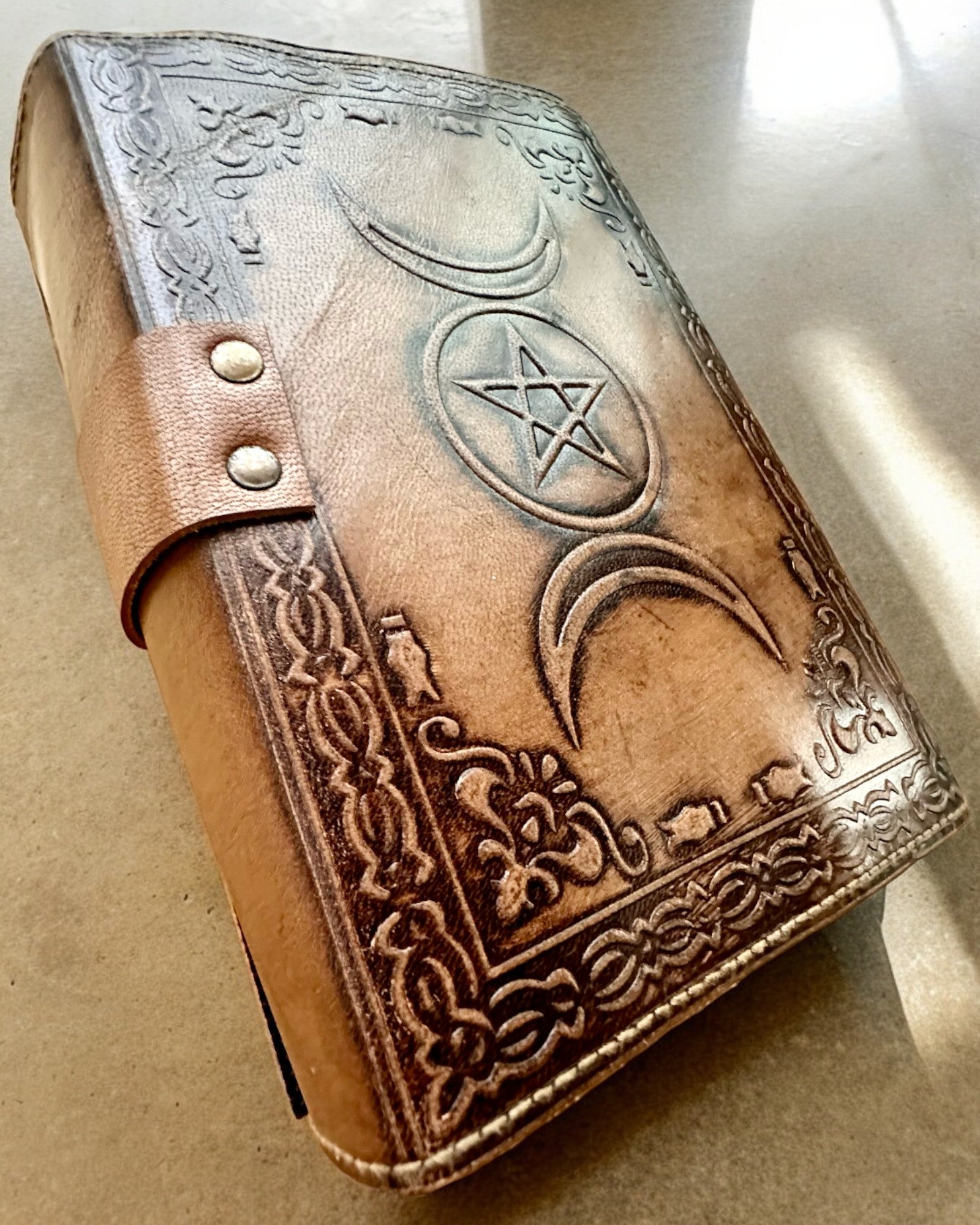 Diario Premium, Patrón Antiguo, Cuaderno de Cuero "Crónica Mágica" 200 páginas, 2 variantes a elegir, personalización con grabado