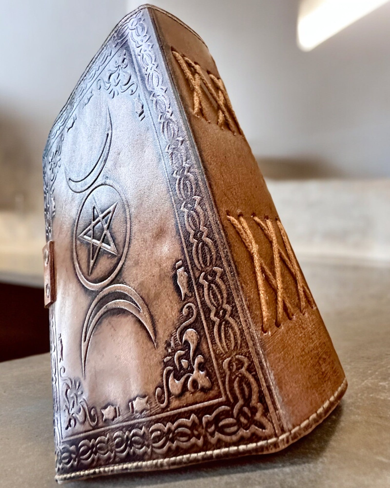 Diario Premium, Patrón Antiguo, Cuaderno de Cuero "Crónica Mágica" 200 páginas, 2 variantes a elegir, personalización con grabado