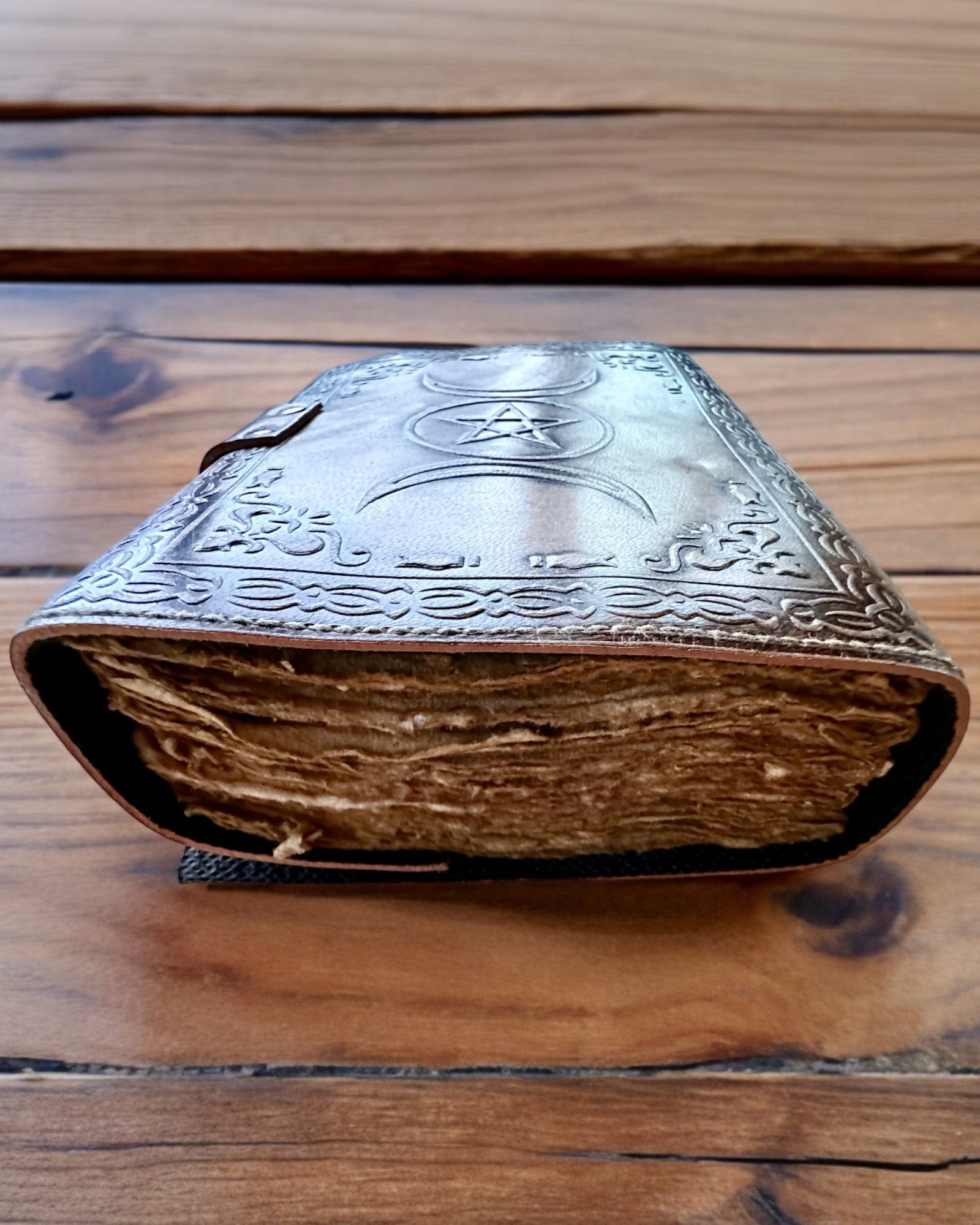 Diario Premium, Patrón Antiguo, Cuaderno de Cuero "Crónica Mágica" 200 páginas, 2 variantes a elegir, personalización con grabado