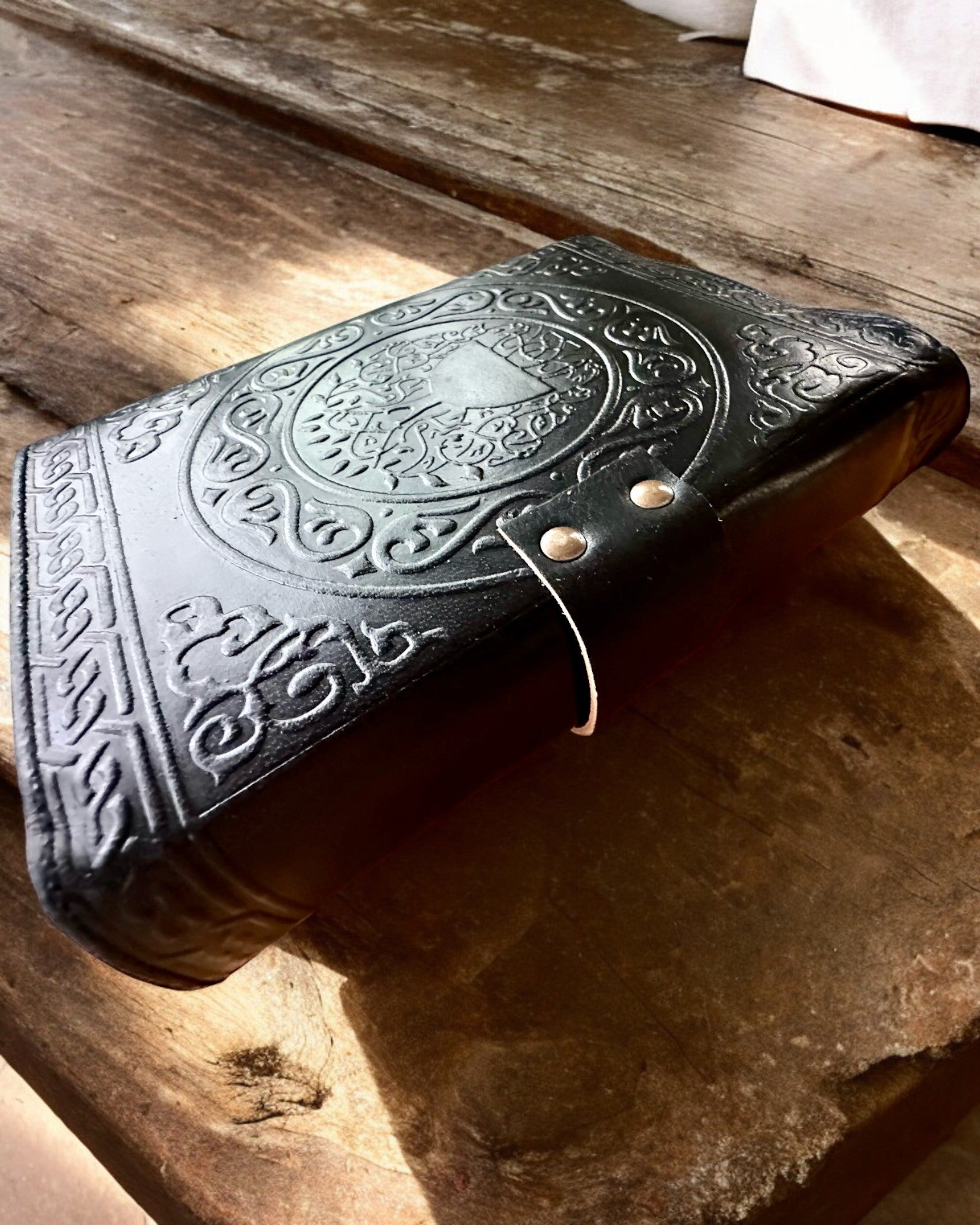 Diario Premium, Patrón Antiguo, Cuaderno de Cuero "Crónica Mágica" 200 páginas, 2 variantes a elegir, personalización con grabado