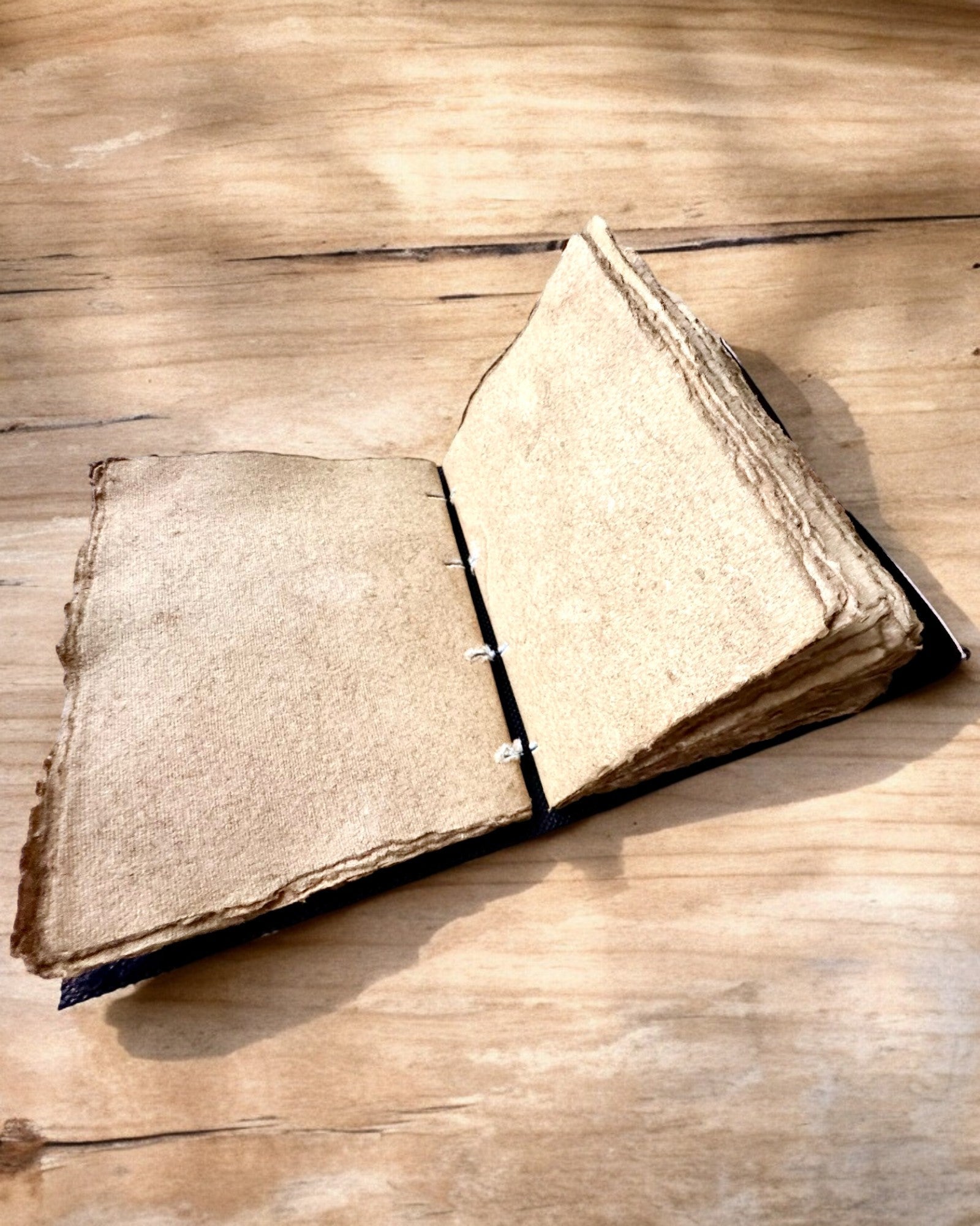 Diario Premium, Patrón Antiguo, Cuaderno de Cuero "Crónica Mágica" 200 páginas, 2 variantes a elegir, personalización con grabado