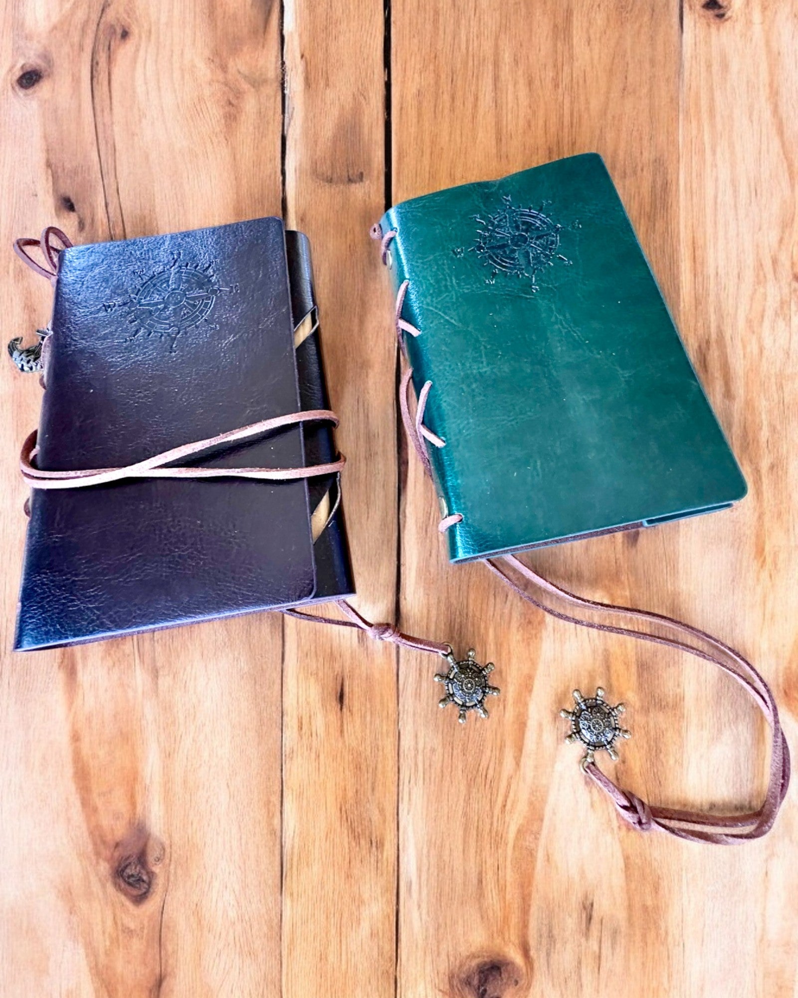 Cuaderno de Navegación Vintage tamaño A6 o A7 - con Motivo de Brújula y Hojas con Rodamientos - Disponible en varias Variantes de Color, posibilidad de grabado