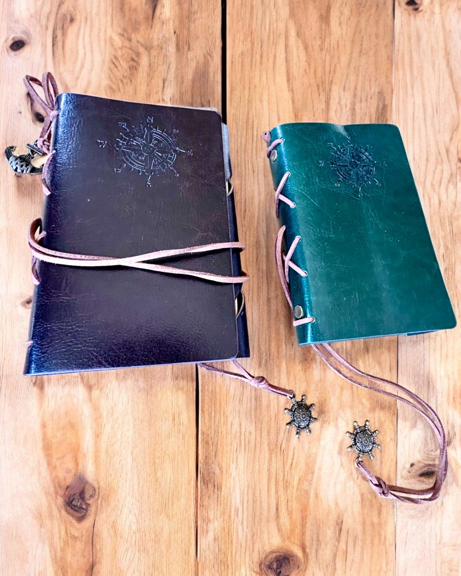 Cuaderno de Navegación Vintage tamaño A6 o A7 - con Motivo de Brújula y Hojas con Rodamientos - Disponible en varias Variantes de Color, posibilidad de grabado