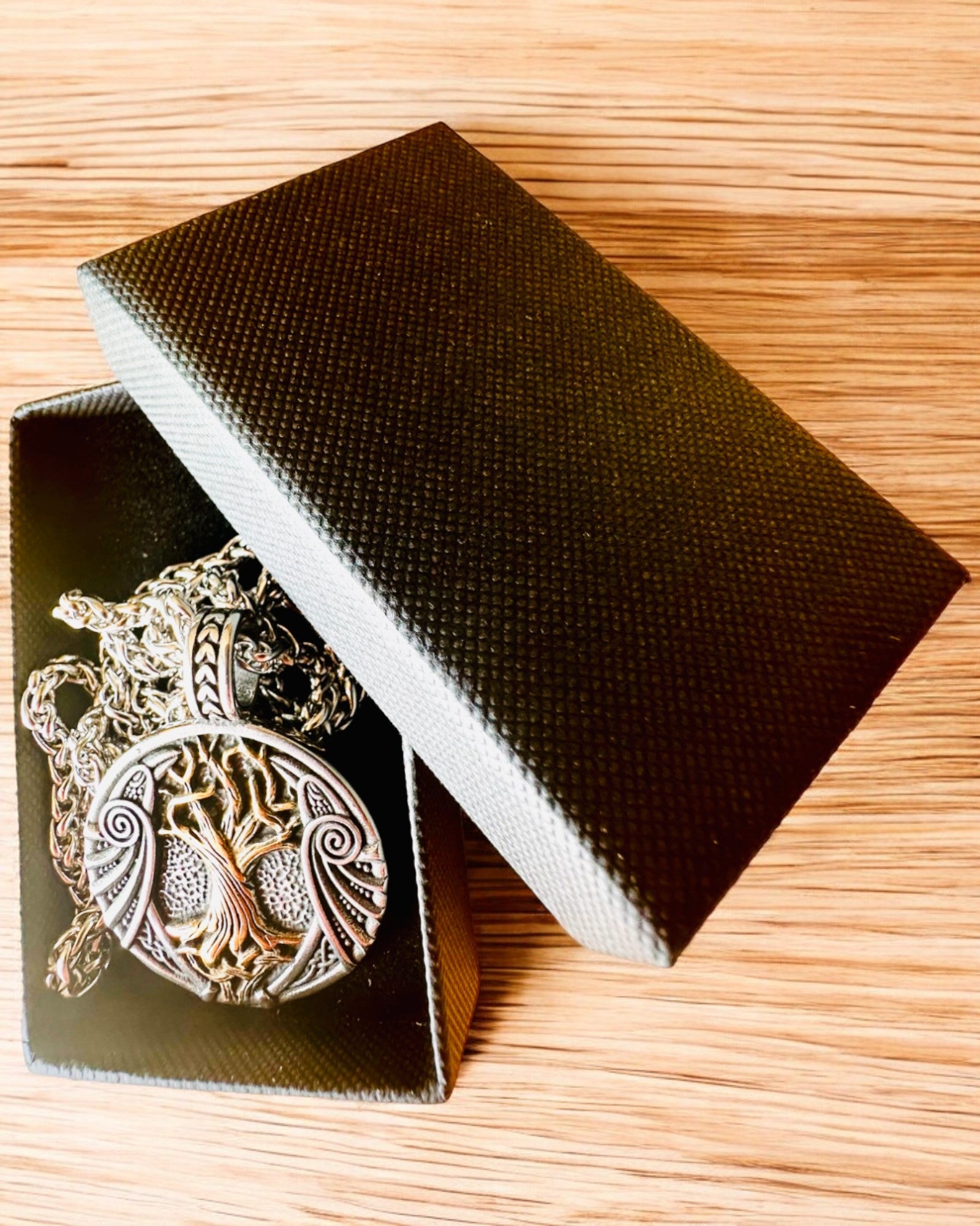 Collar "Árbol de la Vida" de acero inoxidable con personalización, con el símbolo Aegishjalmur, (Casco del Terror)