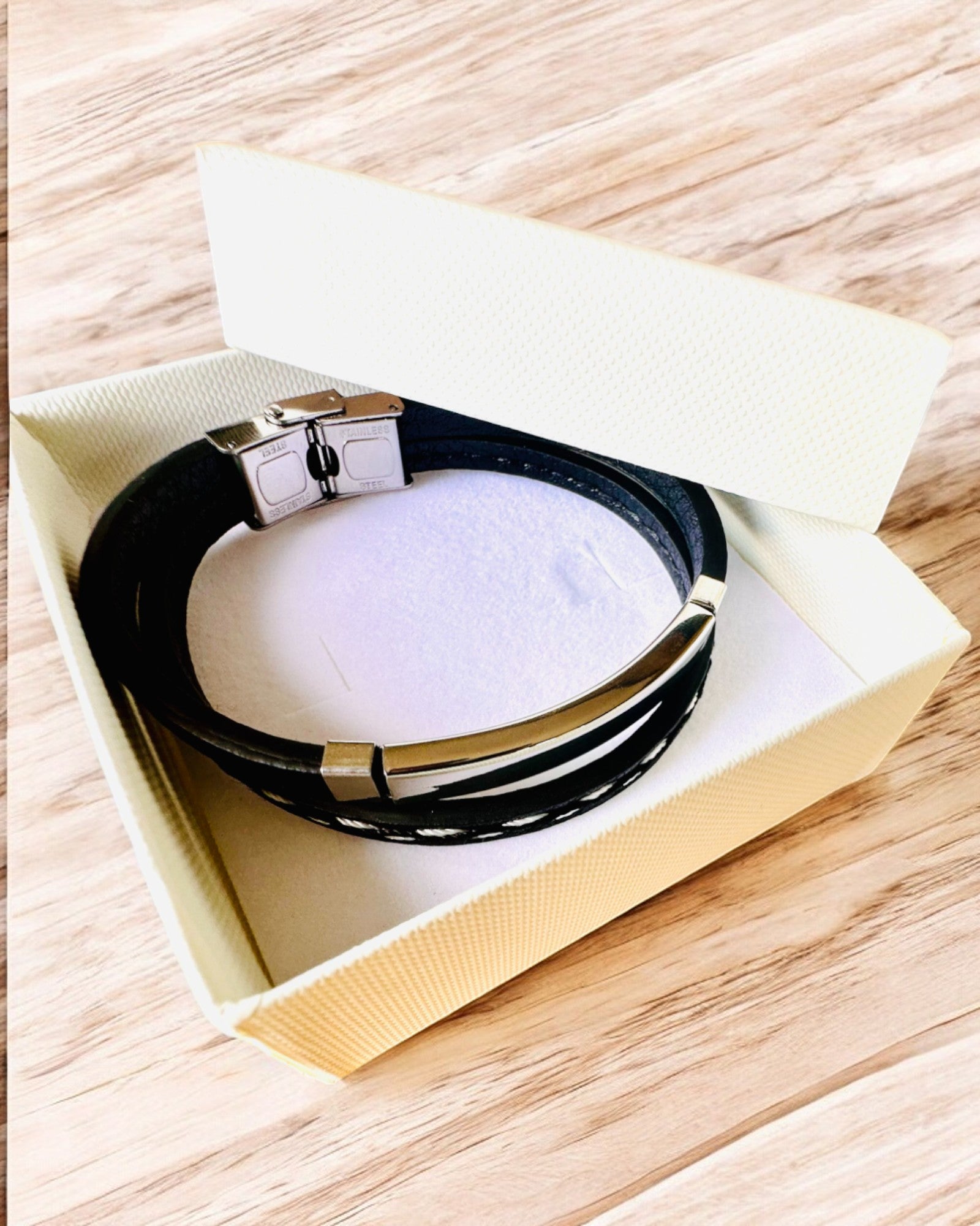 Pulsera Deportiva de Cuero PU y Acero Inoxidable con Posibilidad de Grabado – 3 Colores