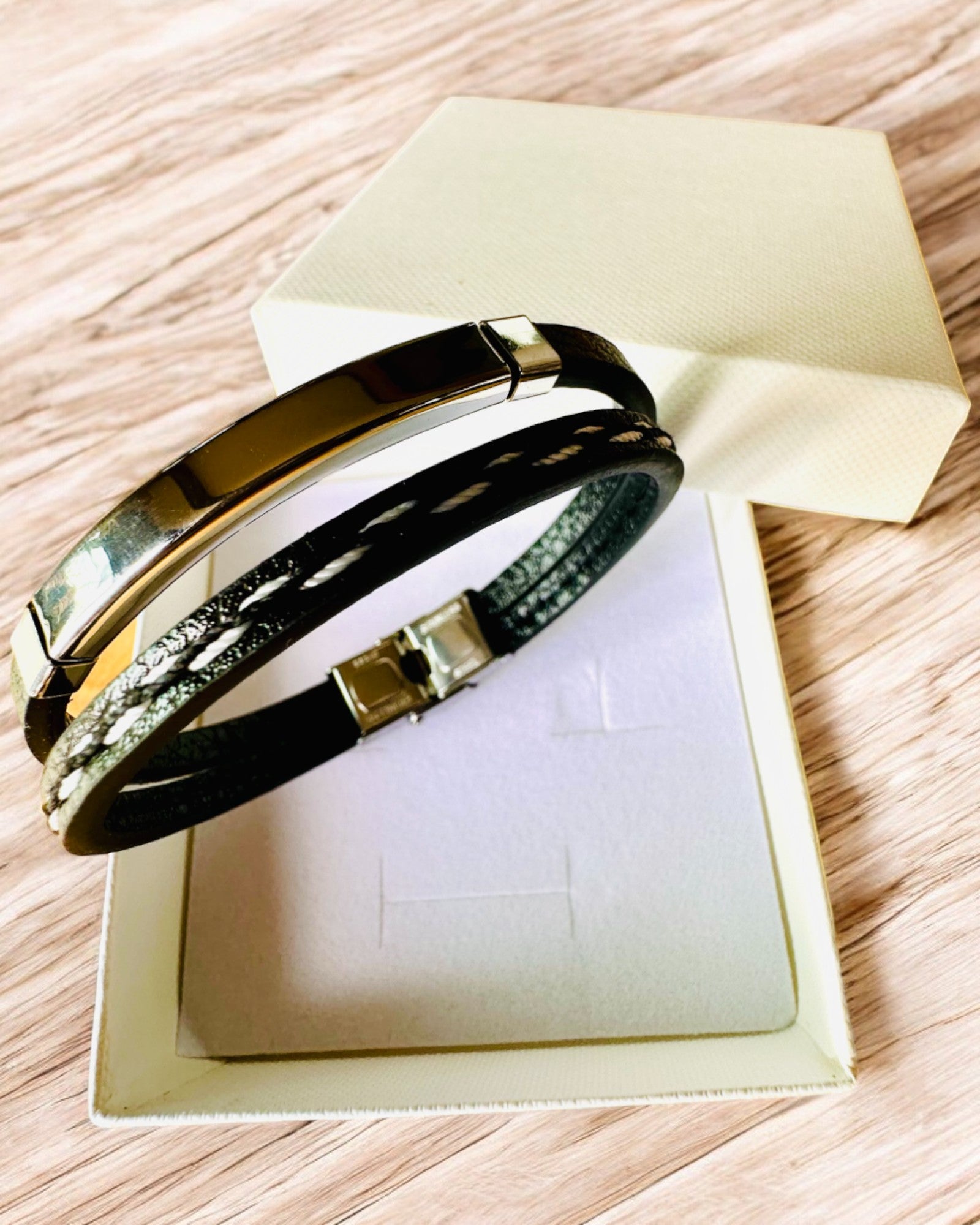 Pulsera Deportiva de Cuero PU y Acero Inoxidable con Posibilidad de Grabado – 3 Colores