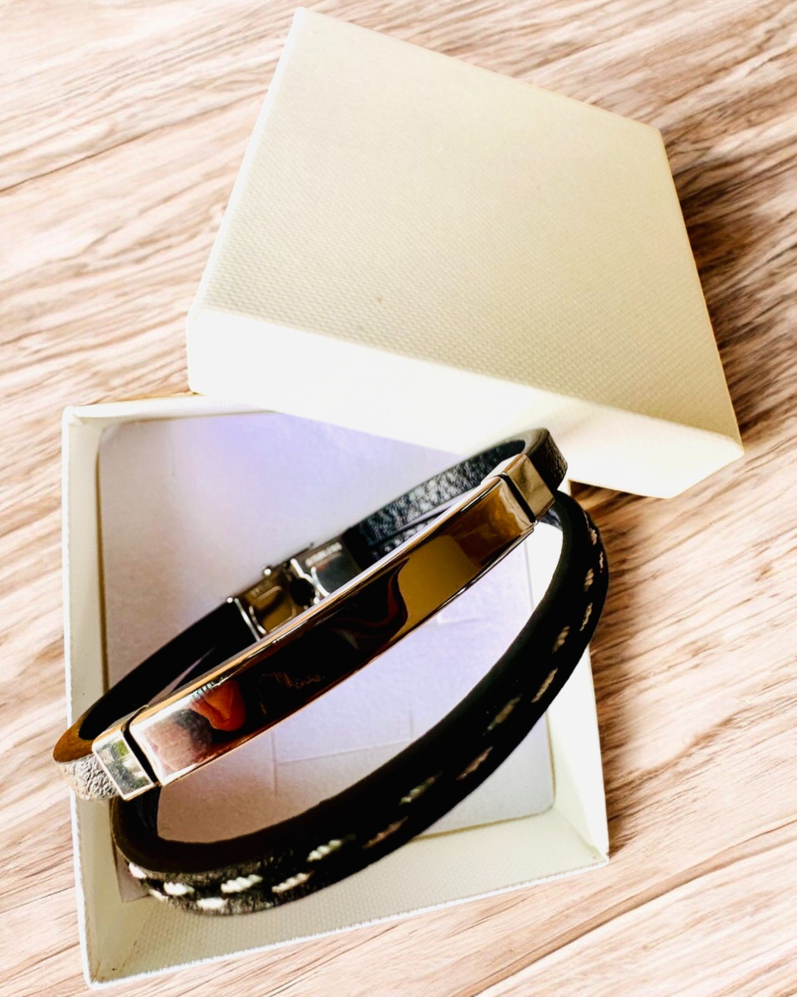 Pulsera Deportiva de Cuero PU y Acero Inoxidable con Posibilidad de Grabado – 3 Colores