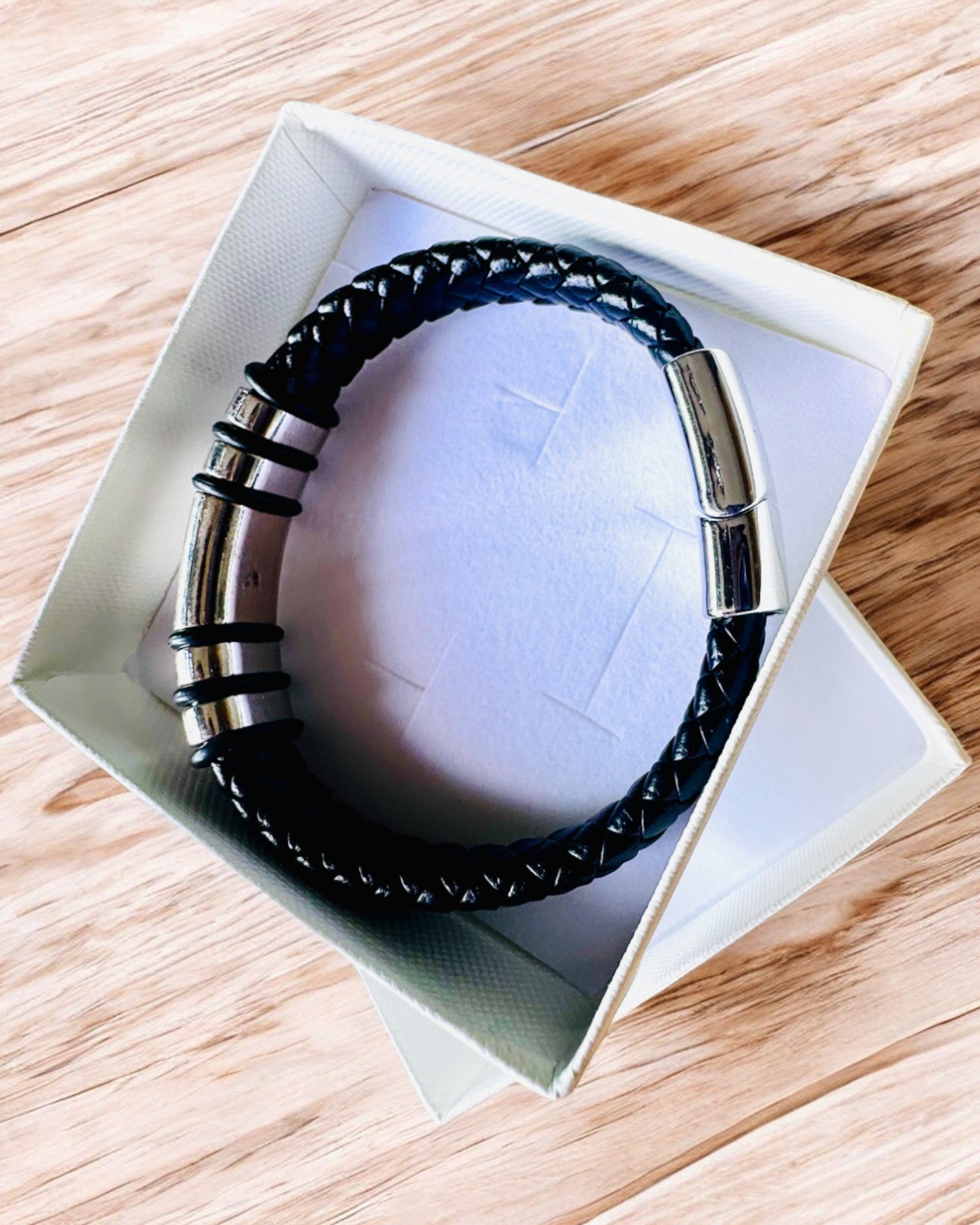 Pulsera de Moda Hip Hop para Hombres con Grabado Personalizado y Cierre Magnético – Elige Estilo con Detalles en Plata o Dorado, 22cm Cuero PU