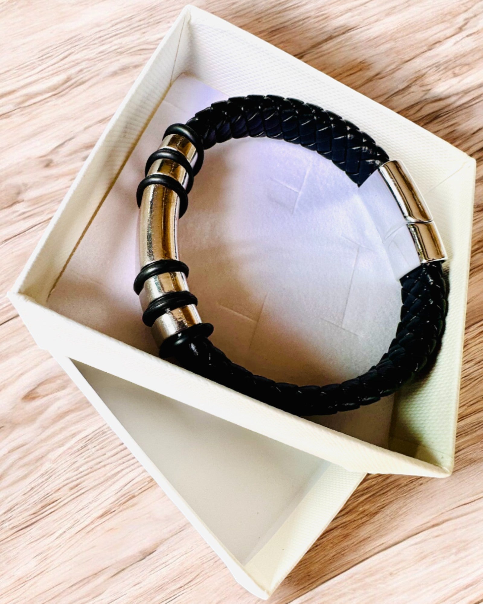 Pulsera de Moda Hip Hop para Hombres con Grabado Personalizado y Cierre Magnético – Elige Estilo con Detalles en Plata o Dorado, 22cm Cuero PU