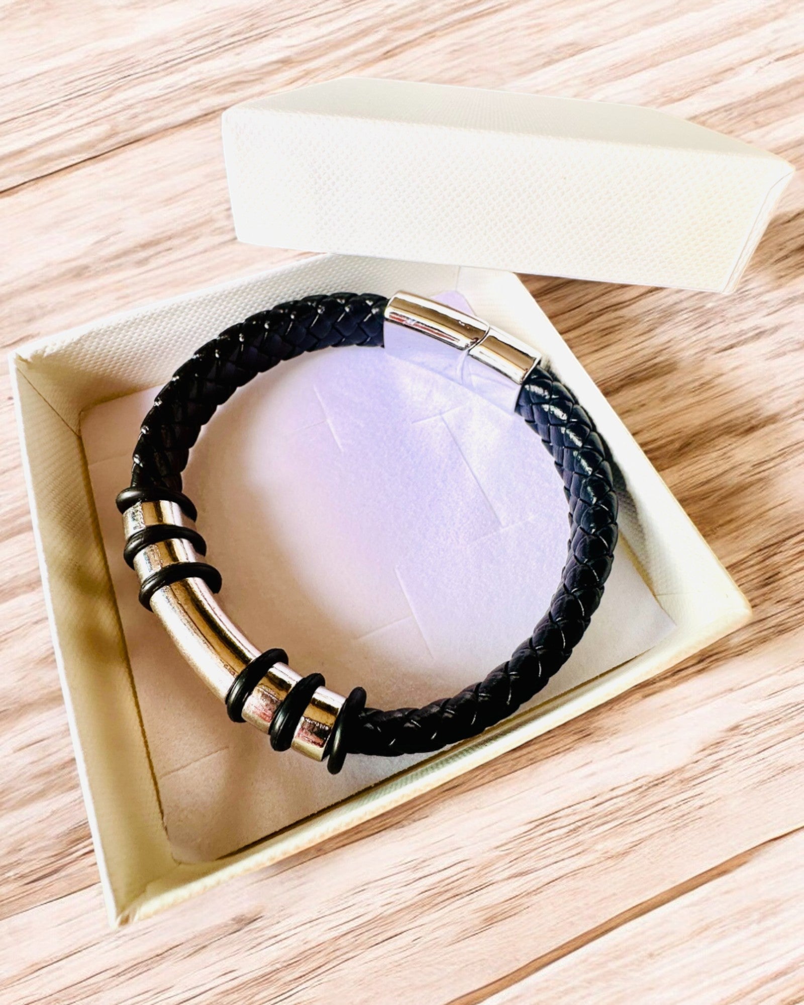 Pulsera de Moda Hip Hop para Hombres con Grabado Personalizado y Cierre Magnético – Elige Estilo con Detalles en Plata o Dorado, 22cm Cuero PU