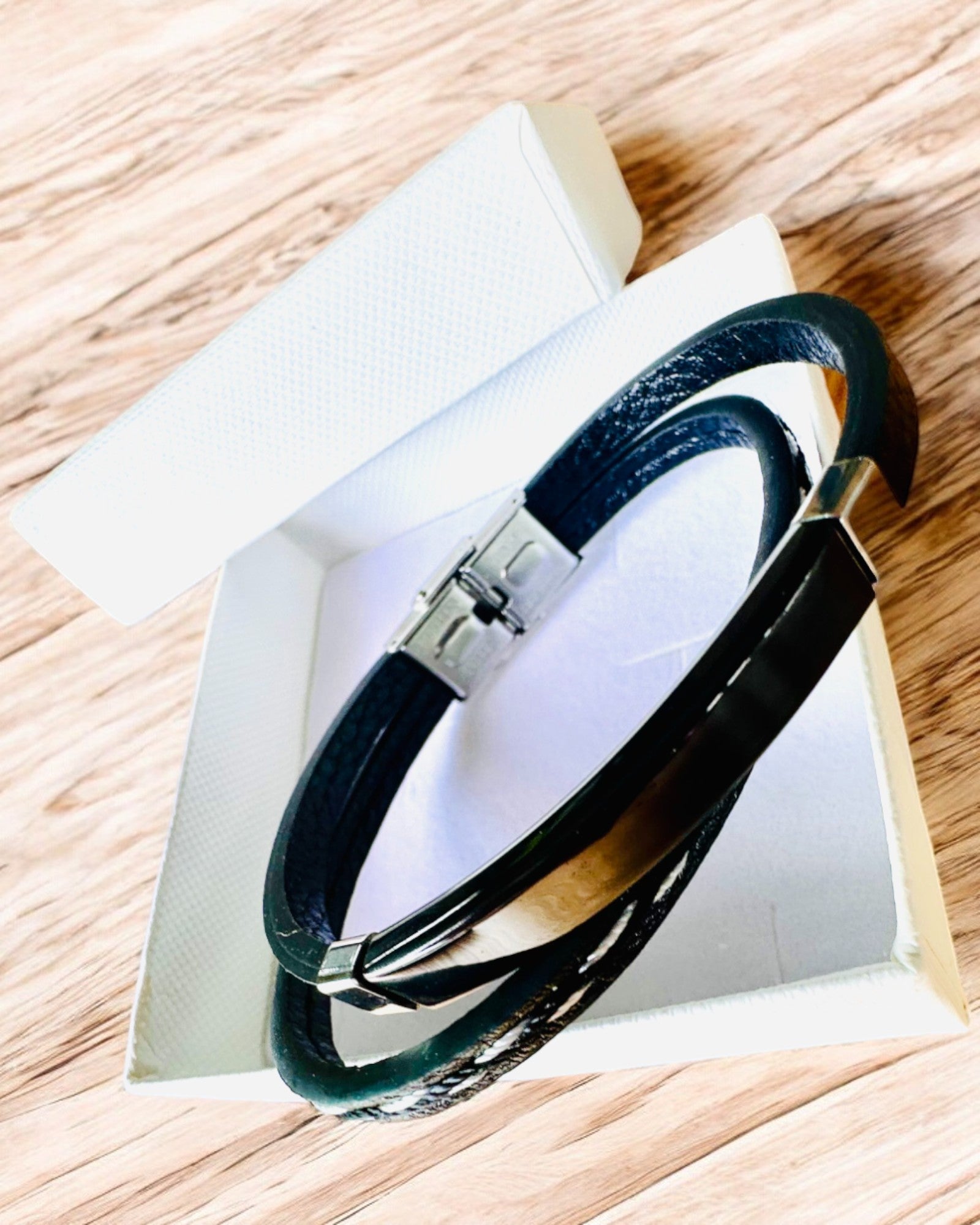 Pulsera Deportiva de Cuero PU y Acero Inoxidable con Posibilidad de Grabado – 3 Colores