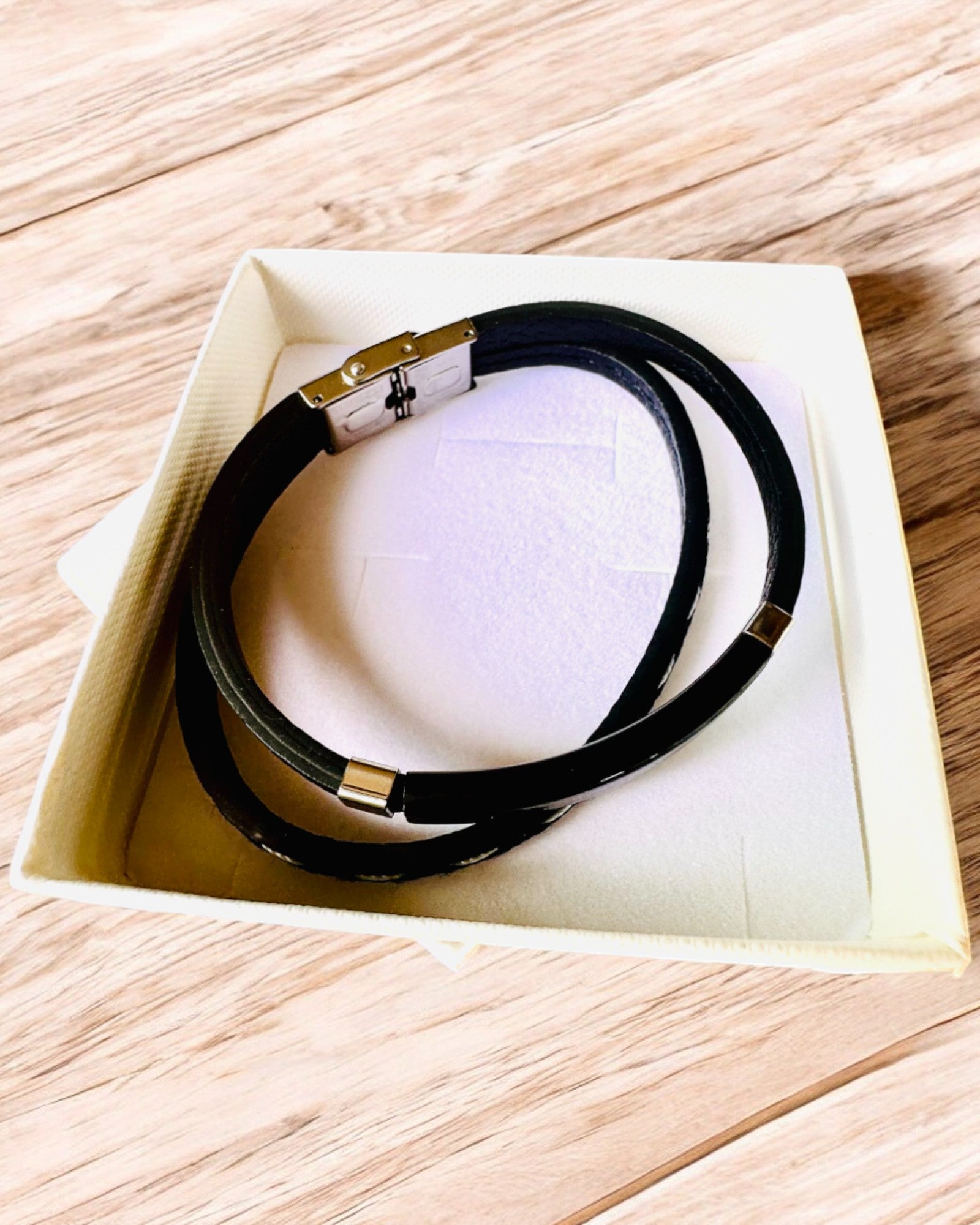 Pulsera Deportiva de Cuero PU y Acero Inoxidable con Posibilidad de Grabado – 3 Colores