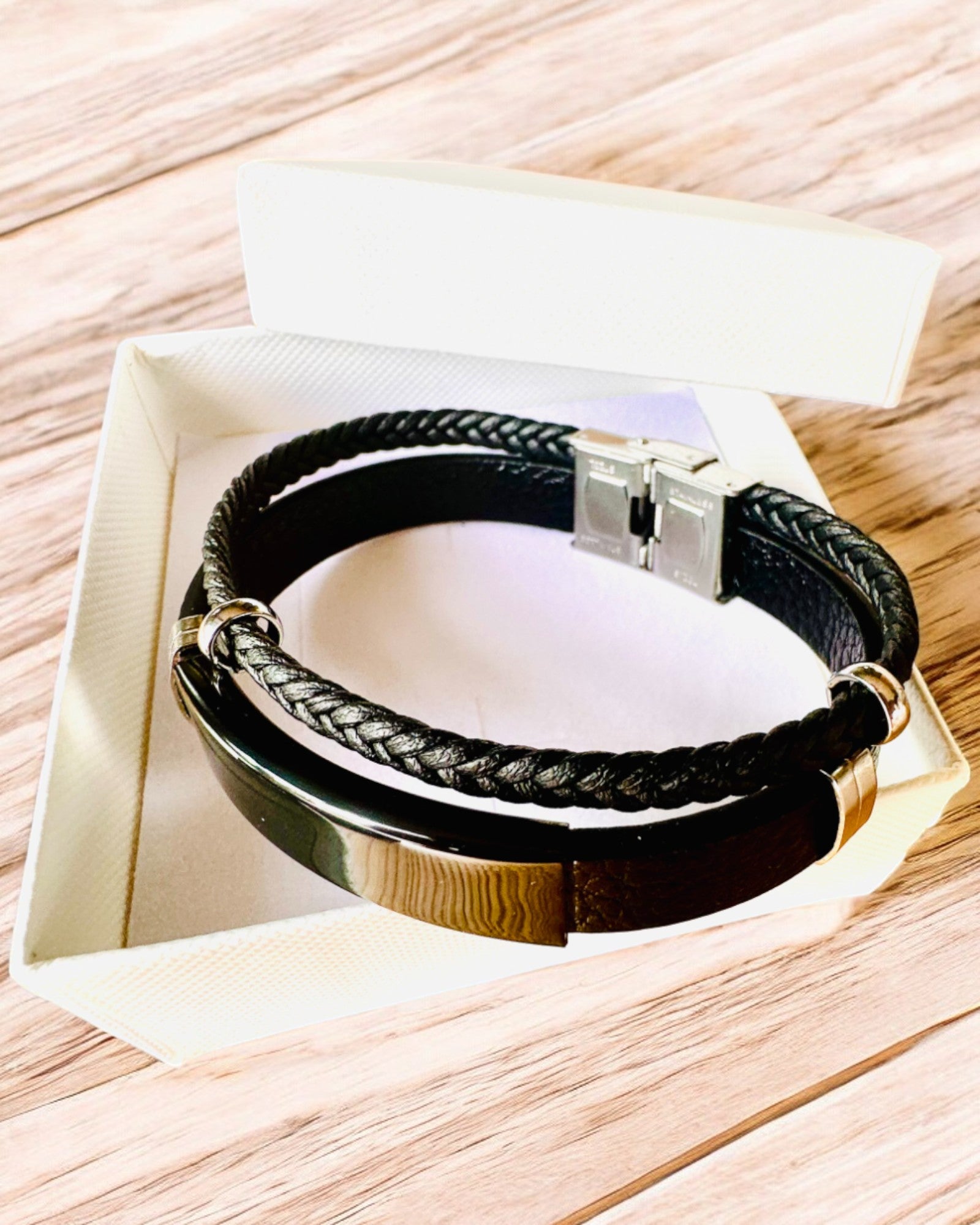 Pulsera Masculina de Cuero PU y Acero Inoxidable con Posibilidad de Grabado – Disponible en Dos Variantes de Color