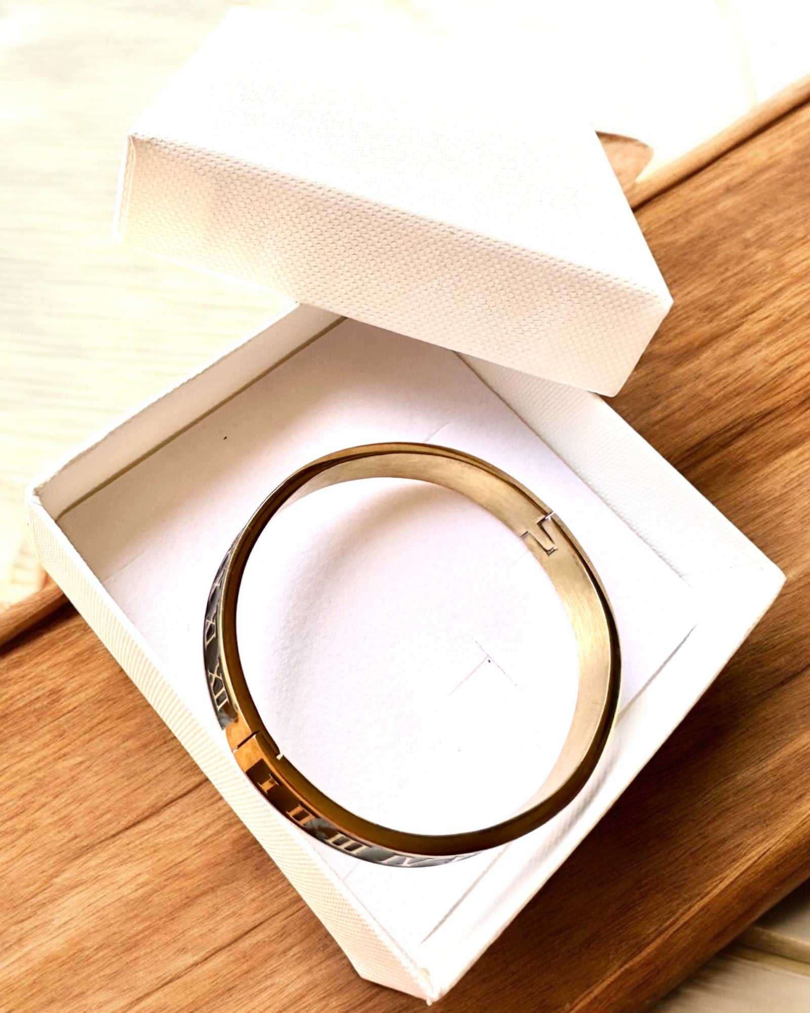 Pulsera "Czas Elegancji" - color dorado Acero Inoxidable con Números Romanos, posibilidad de personalización con grabado