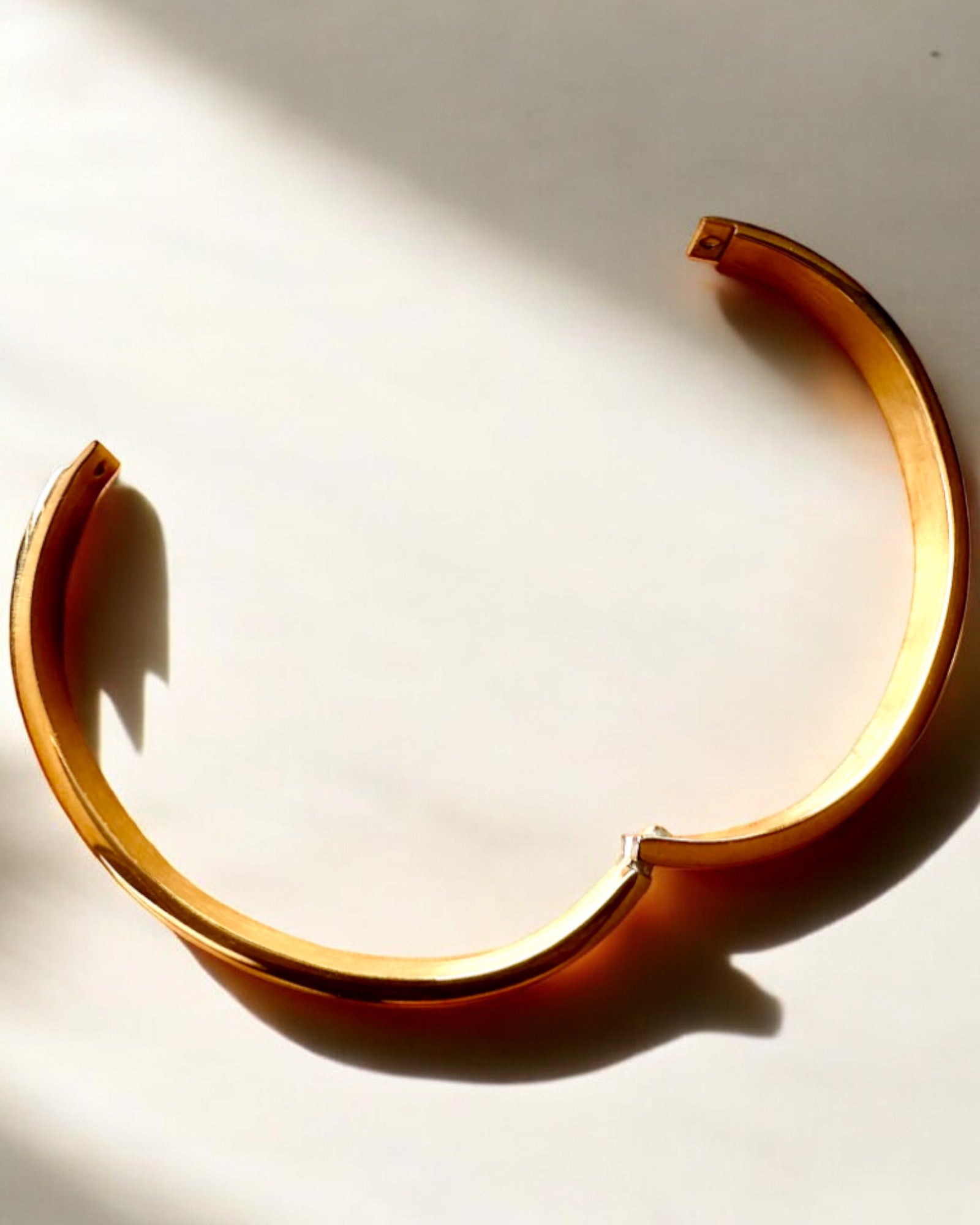 Pulsera "Czas Elegancji" - color dorado Acero Inoxidable con Números Romanos, posibilidad de personalización con grabado