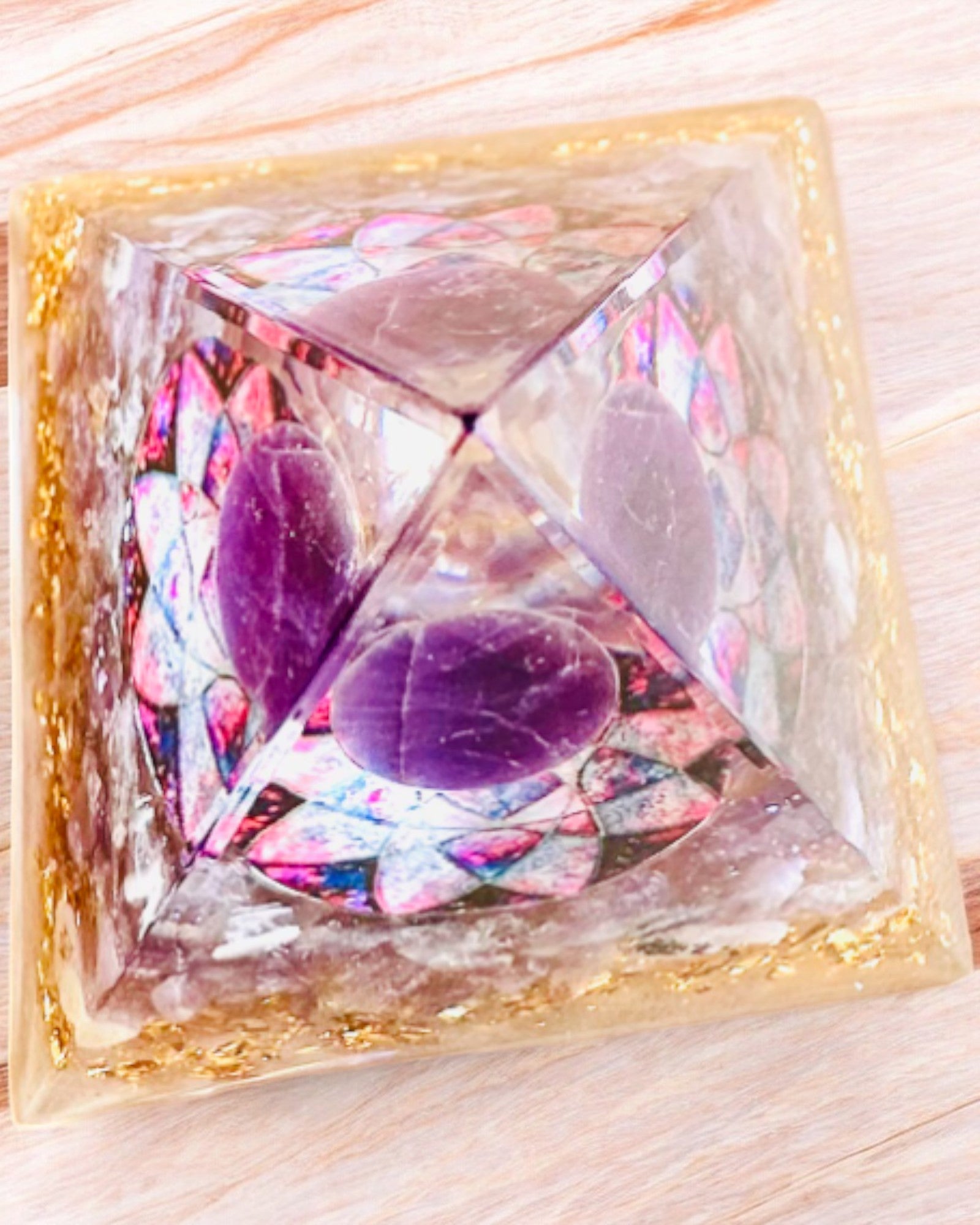 Pirámide Energética "Amethyst Star" de orgonita con cristales de amatista