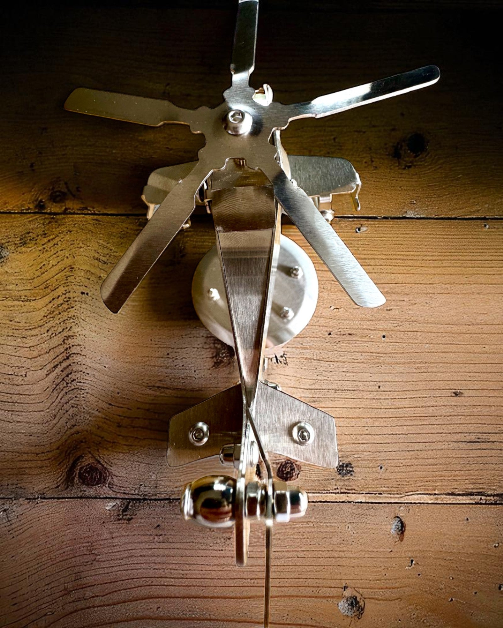 Modelo Metálico de Helicóptero „SkyRider” – Soporte de Escritorio Ajustable con personalización grabada para regalo