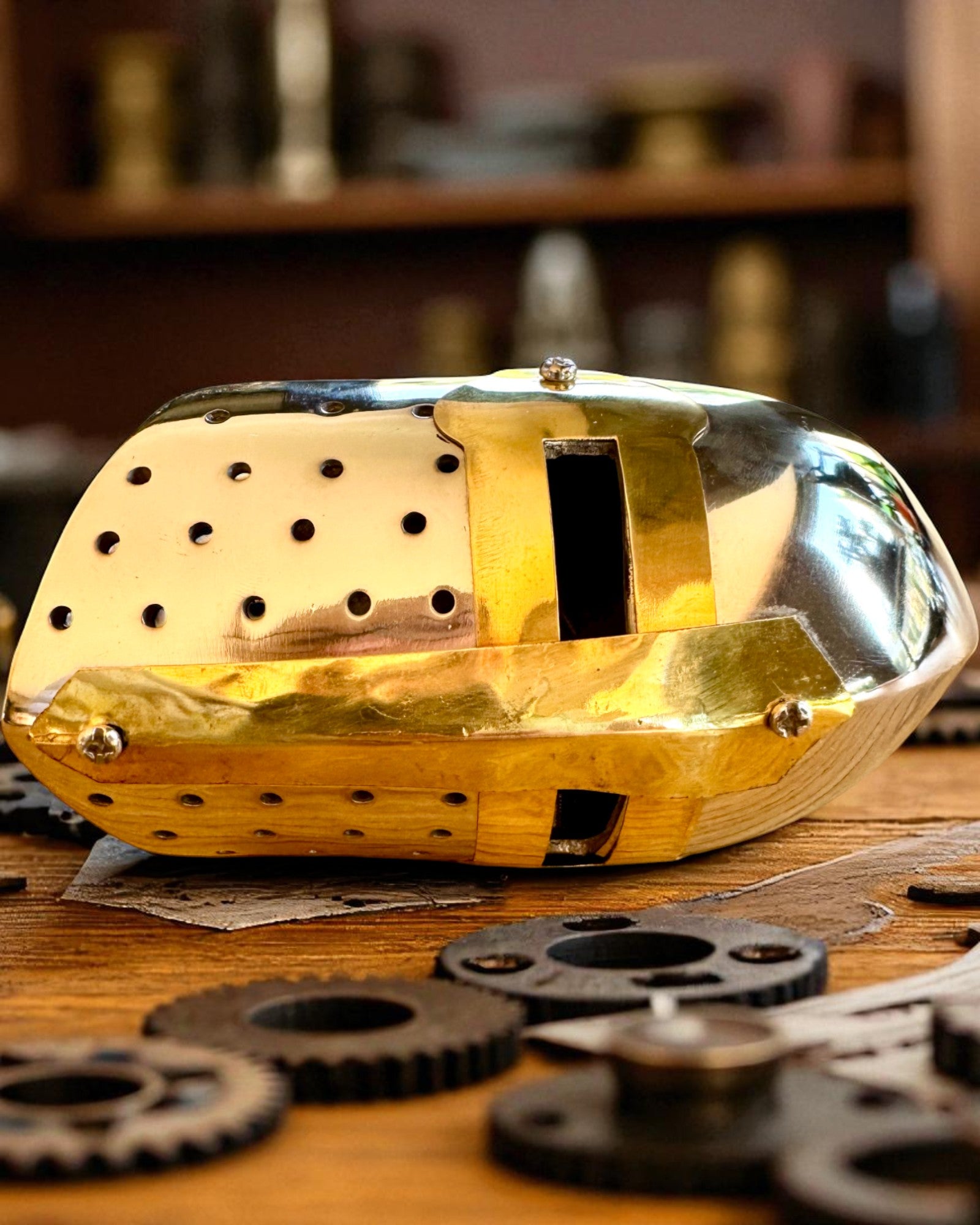 Mini casco de caballero "Guardian" de latón – hecho a mano, 12 cm, posibilidad de personalización con grabado para regalo