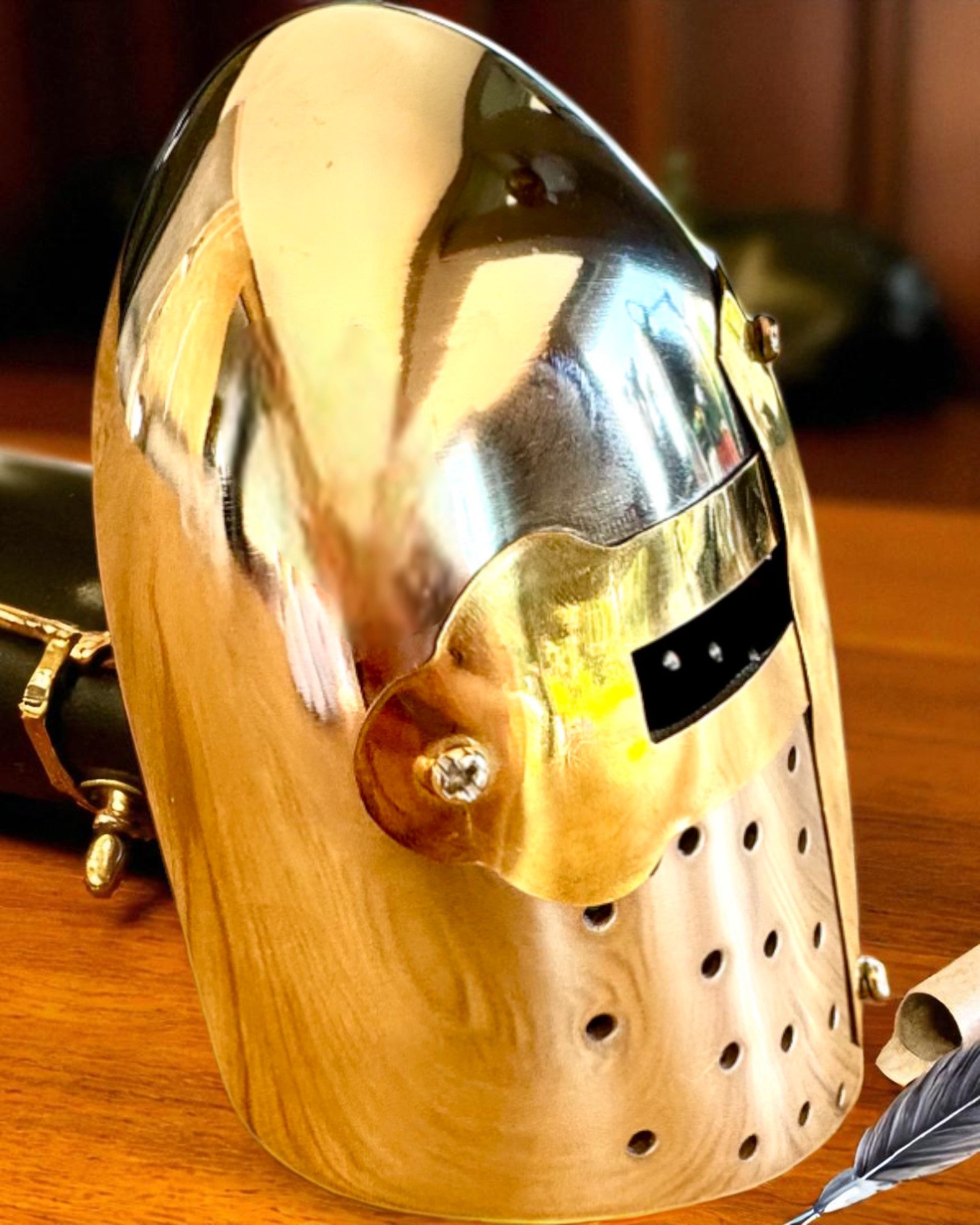 Mini casco de caballero "Guardian" de latón – hecho a mano, 12 cm, posibilidad de personalización con grabado para regalo