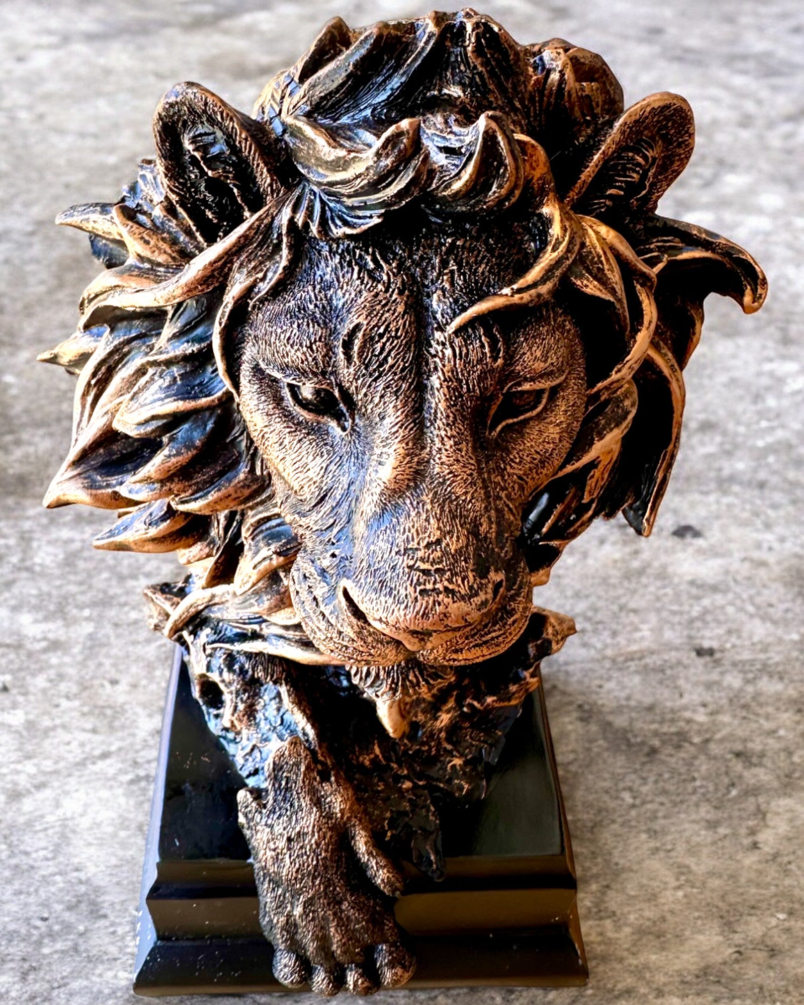León Real - Figura Decorativa Majestuosa con Posibilidad de Grabado, 2 variantes de color a elegir, para regalo