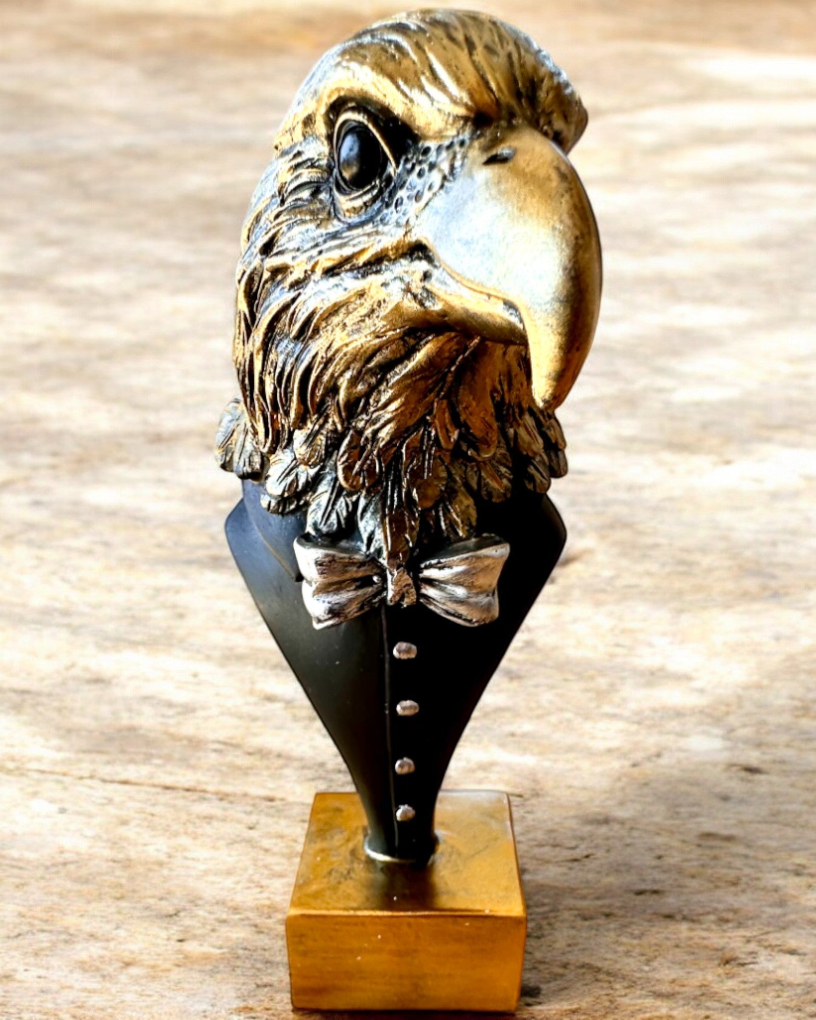 Figura de Cabeza de Águila Büffel Warden – en Elegante Frac con Opción de Grabado para regalo