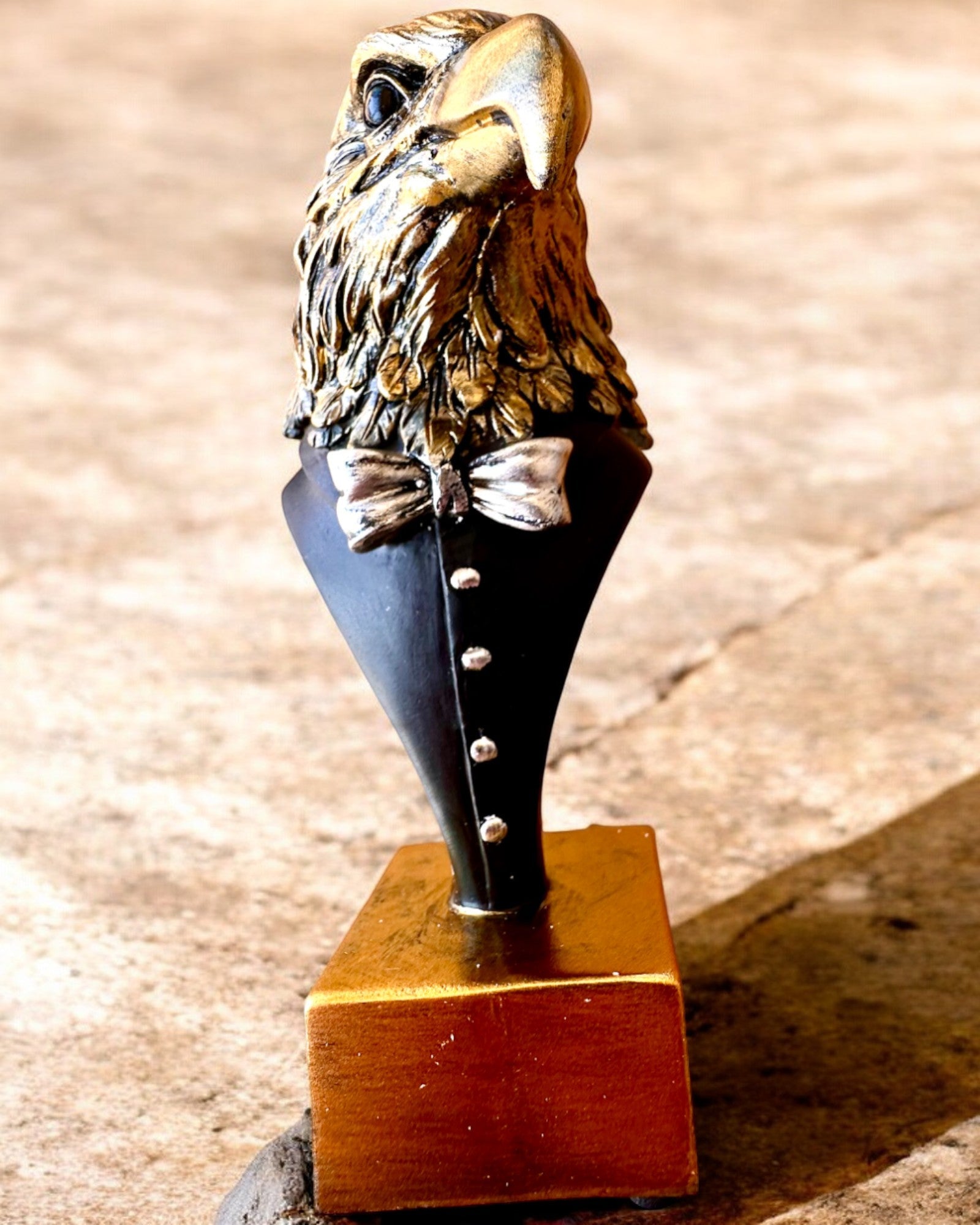 Figura de Cabeza de Águila Büffel Warden – en Elegante Frac con Opción de Grabado para regalo