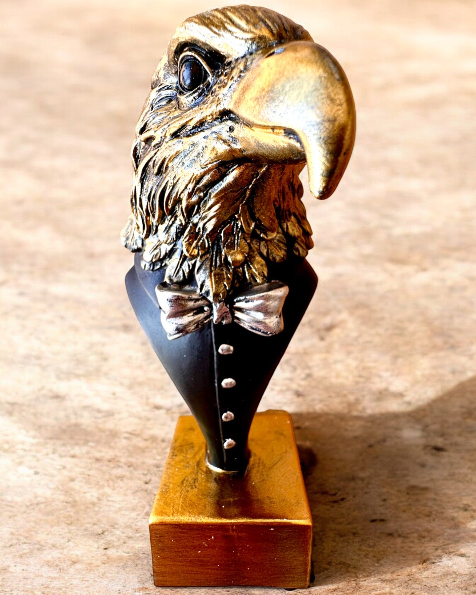 Figura de Cabeza de Águila Büffel Warden – en Elegante Frac con Opción de Grabado para regalo