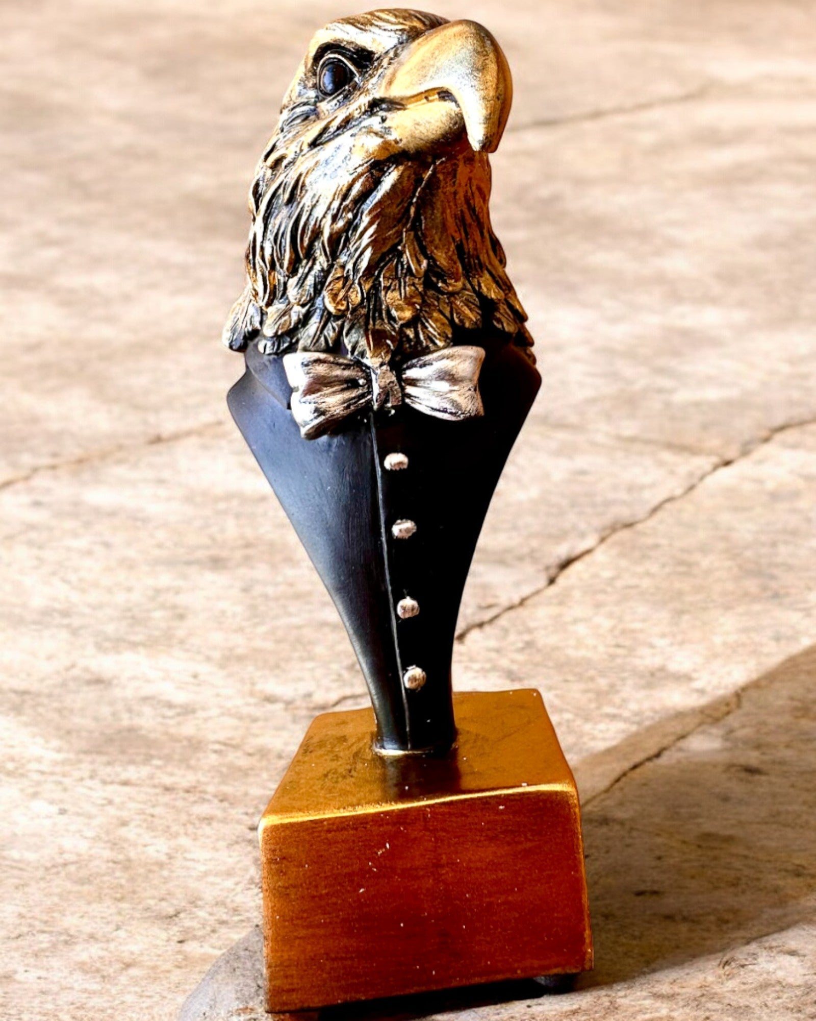 Figura de Cabeza de Águila Büffel Warden – en Elegante Frac con Opción de Grabado para regalo