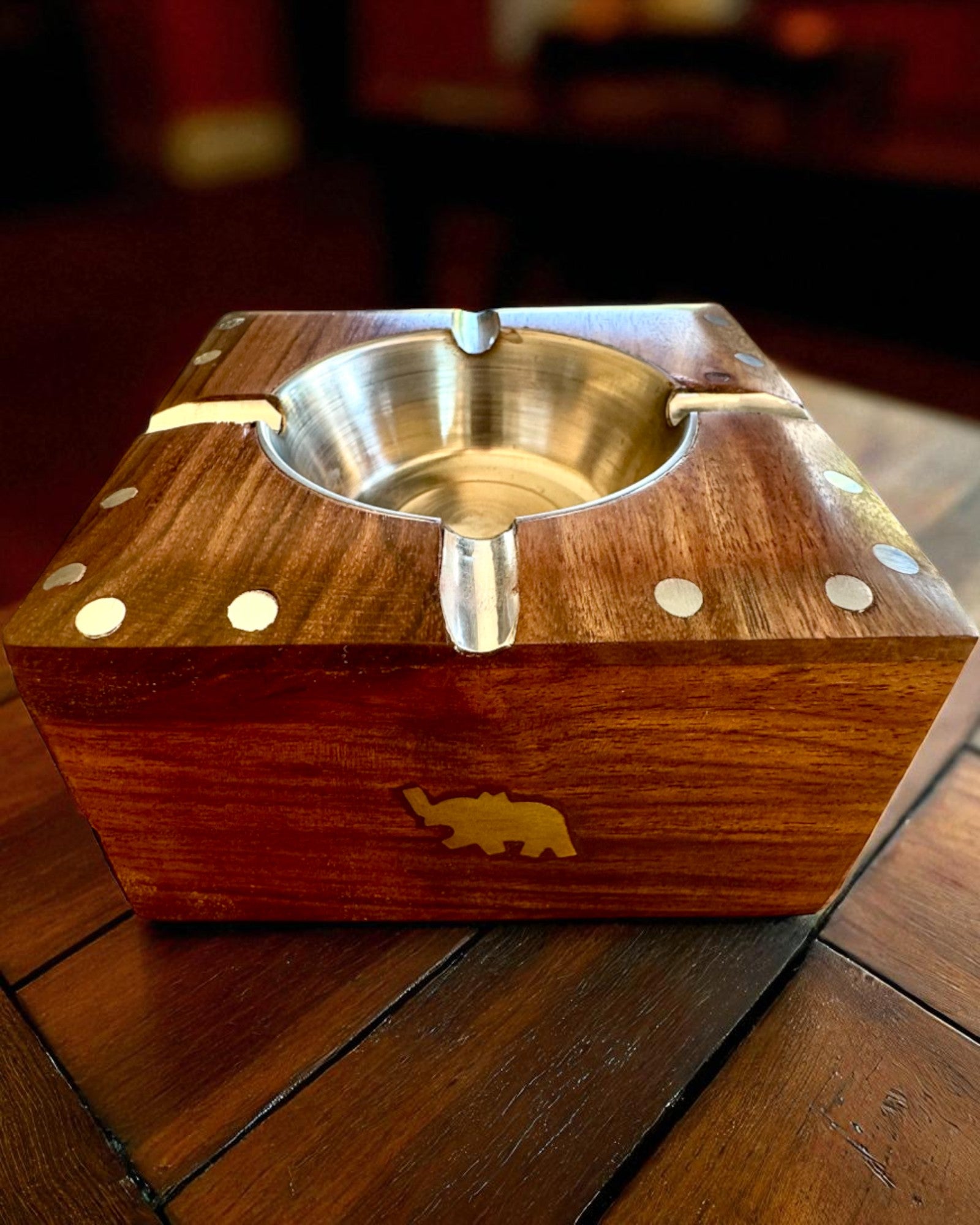 Rhino – Cenicero artesanal de madera de shisham y latón, 11 cm de ancho, con opción de personalización mediante grabado