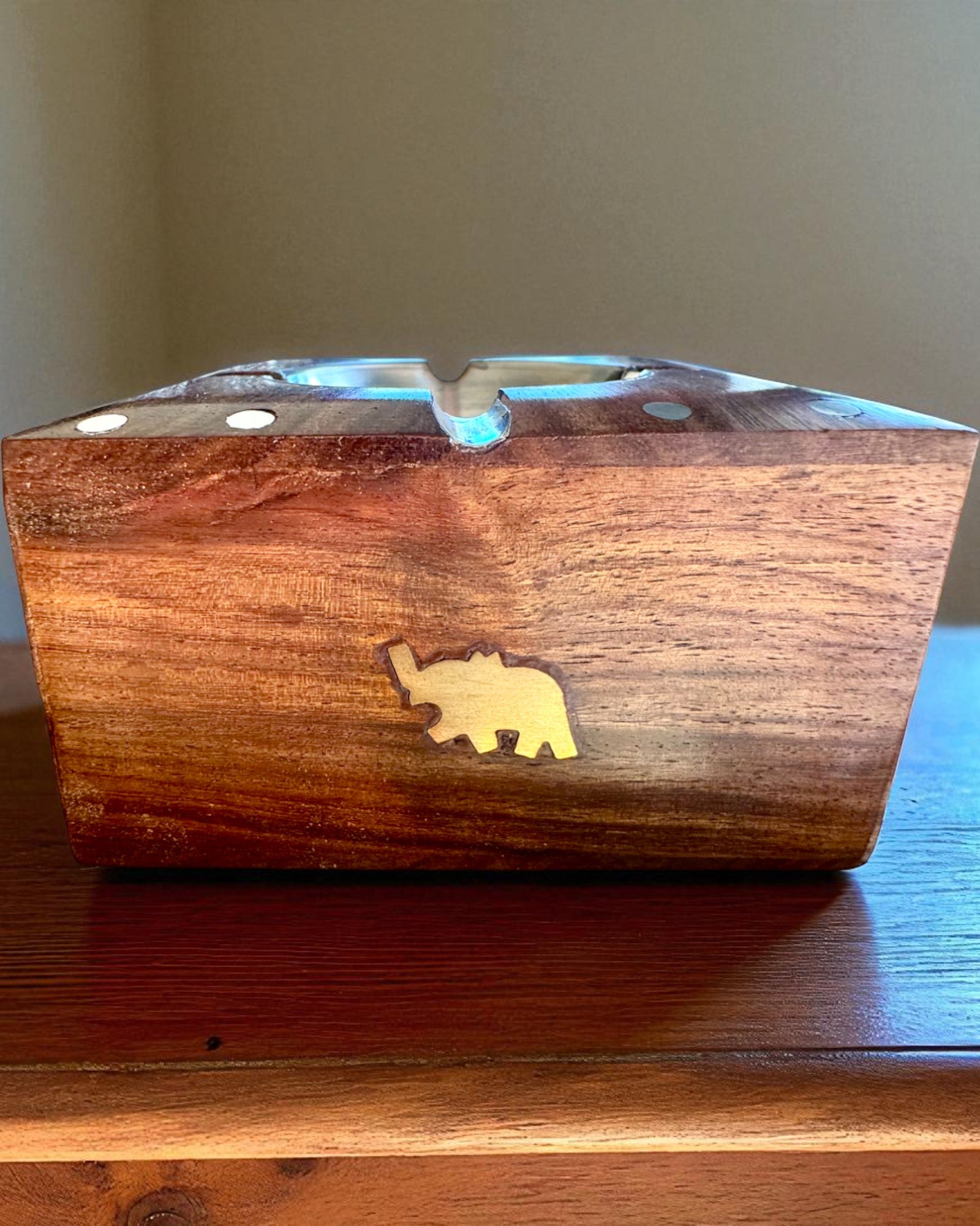 Rhino – Cenicero artesanal de madera de shisham y latón, 11 cm de ancho, con opción de personalización mediante grabado