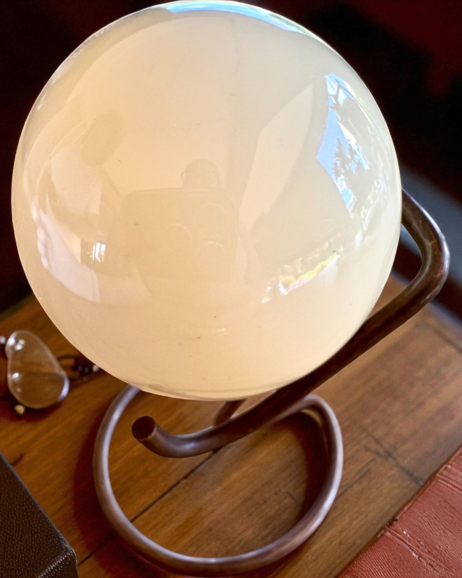 Bola de billar en base de latón, posibilidad de personalización con grabado para regalo