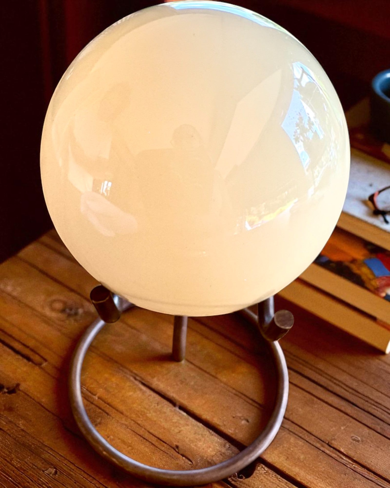 Bola de billar en base de latón, posibilidad de personalización con grabado para regalo