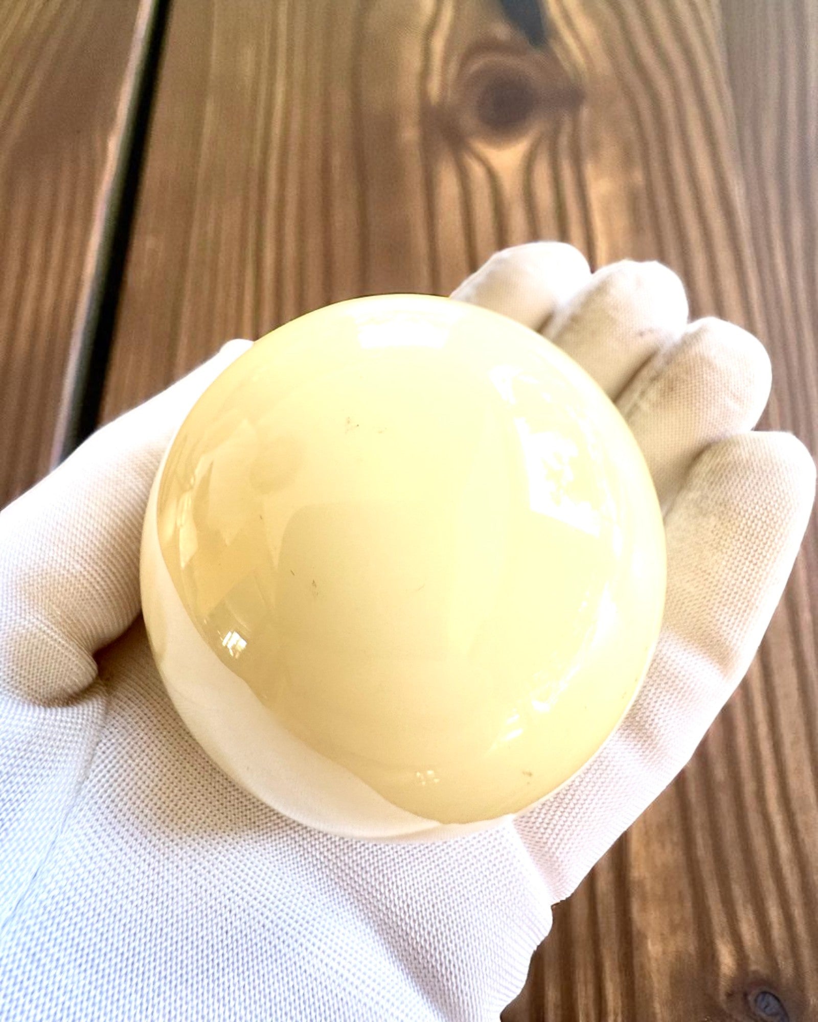 Bola de billar en base de latón, posibilidad de personalización con grabado para regalo