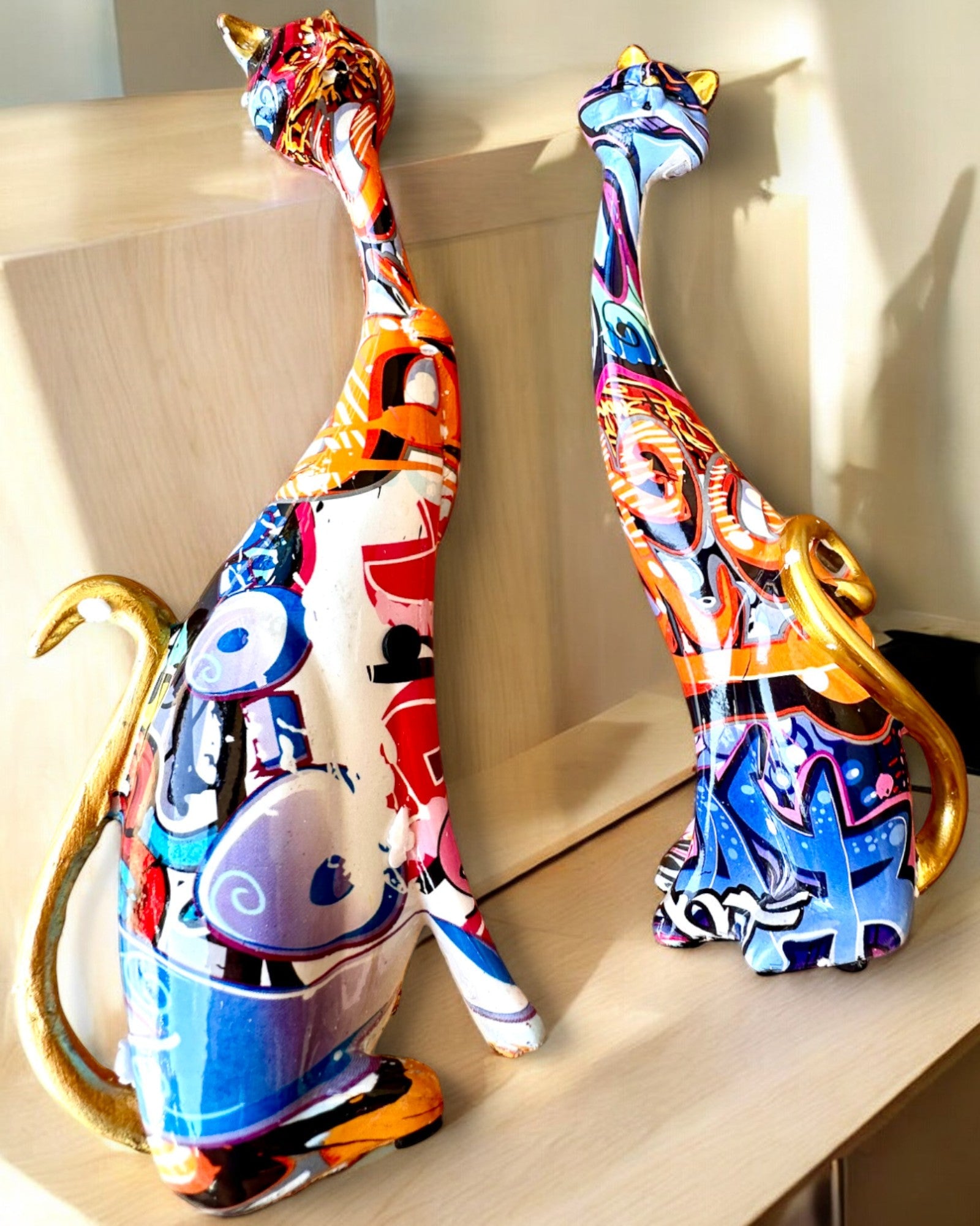 Figuras de Gatos Abstractos "ArtCats", Pintadas a Mano, Resina – 25 cm, 2 uds.