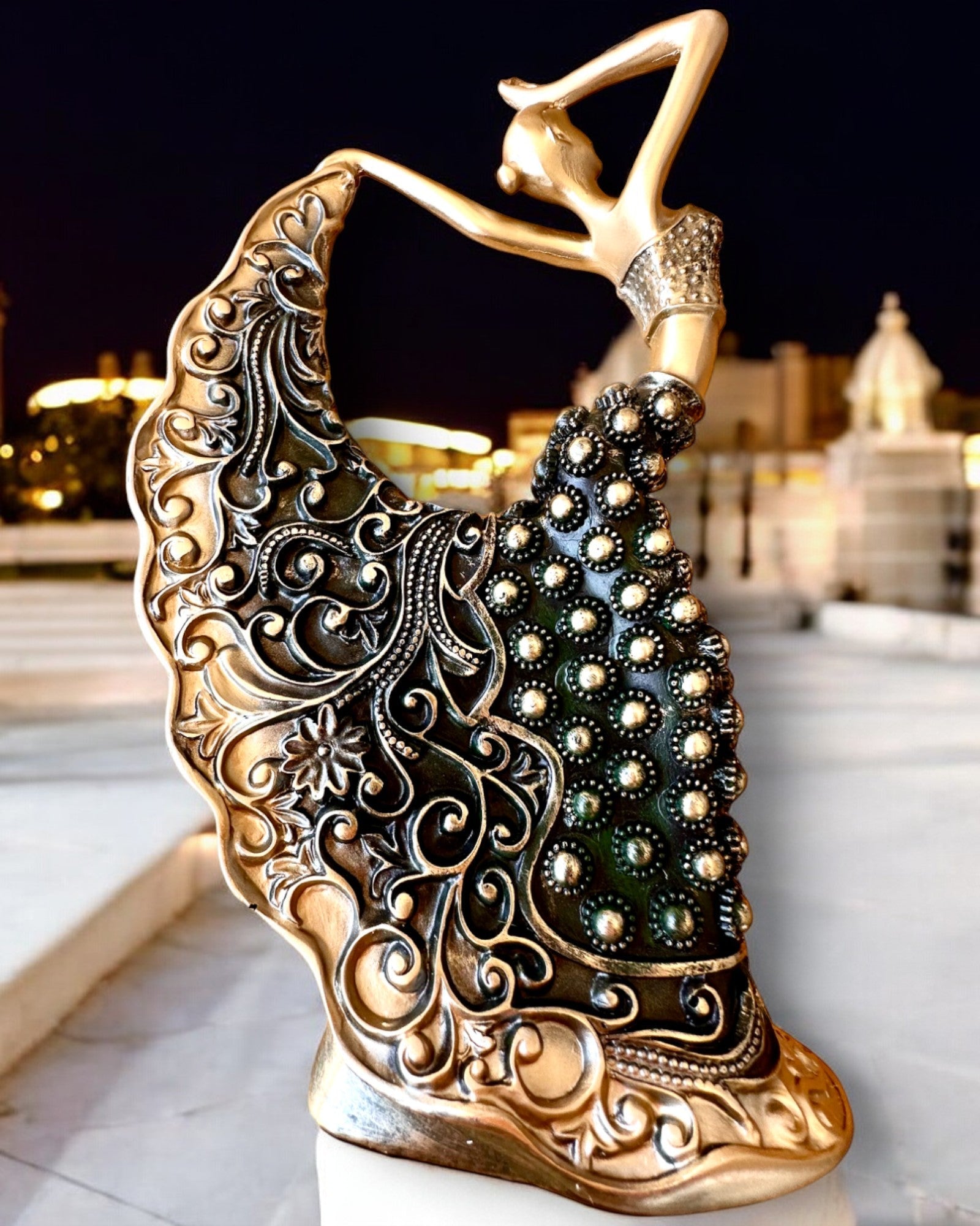 Escultura Elegante "Bailarina de Brillo Dorado", 29 cm de altura, con opción de grabado para regalo