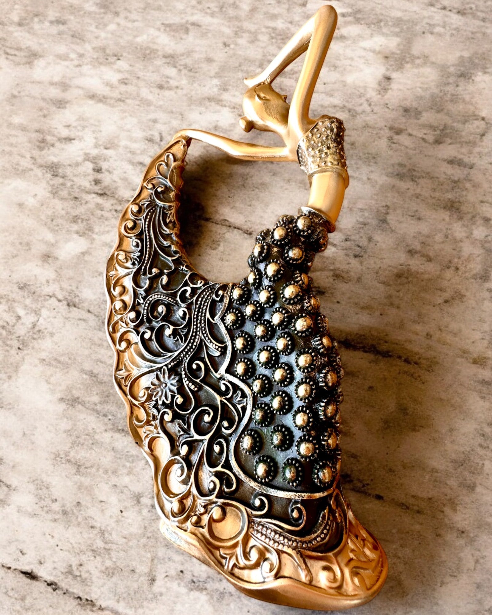 Escultura Elegante "Bailarina de Brillo Dorado", 29 cm de altura, con opción de grabado para regalo