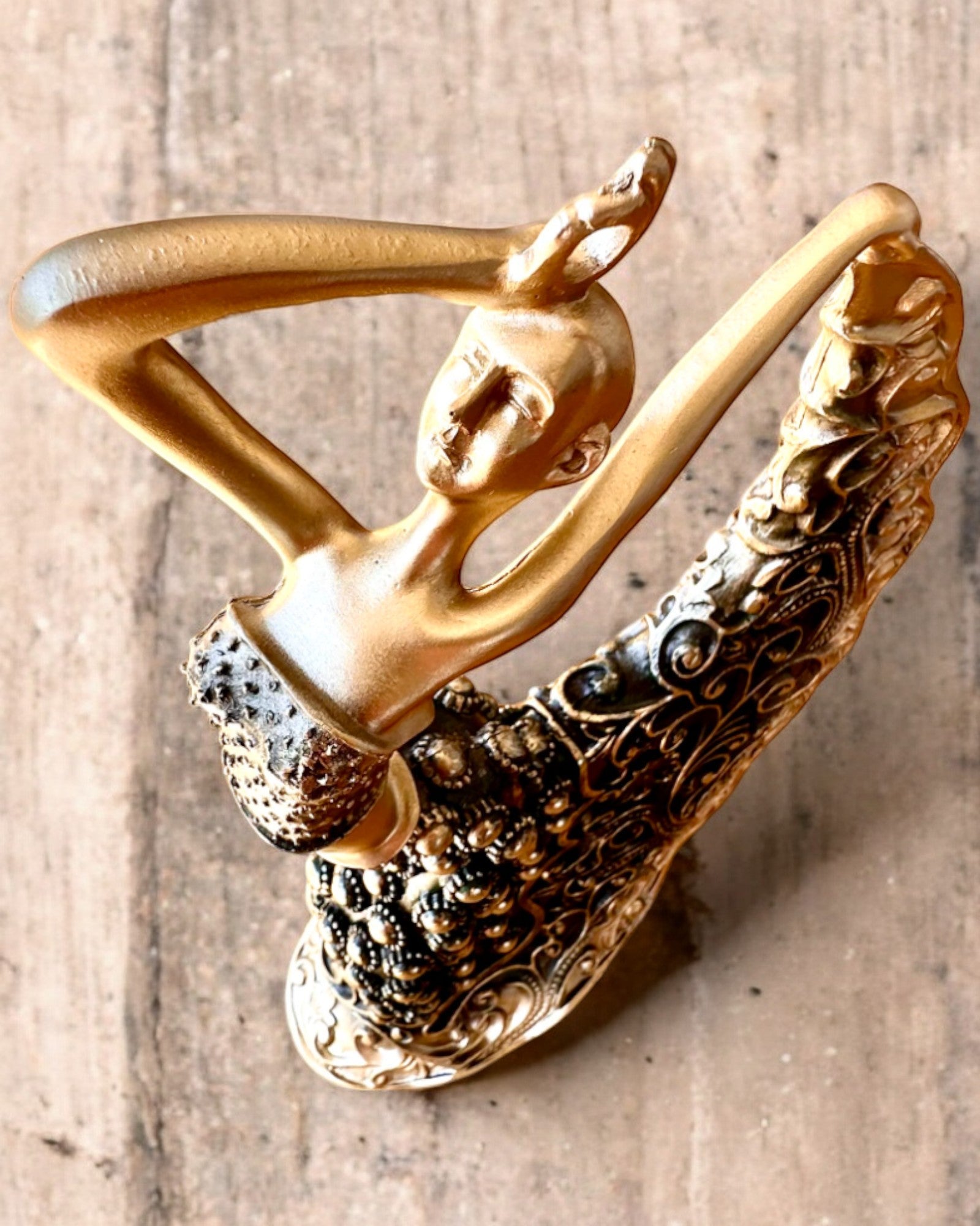 Escultura Elegante "Bailarina de Brillo Dorado", 29 cm de altura, con opción de grabado para regalo